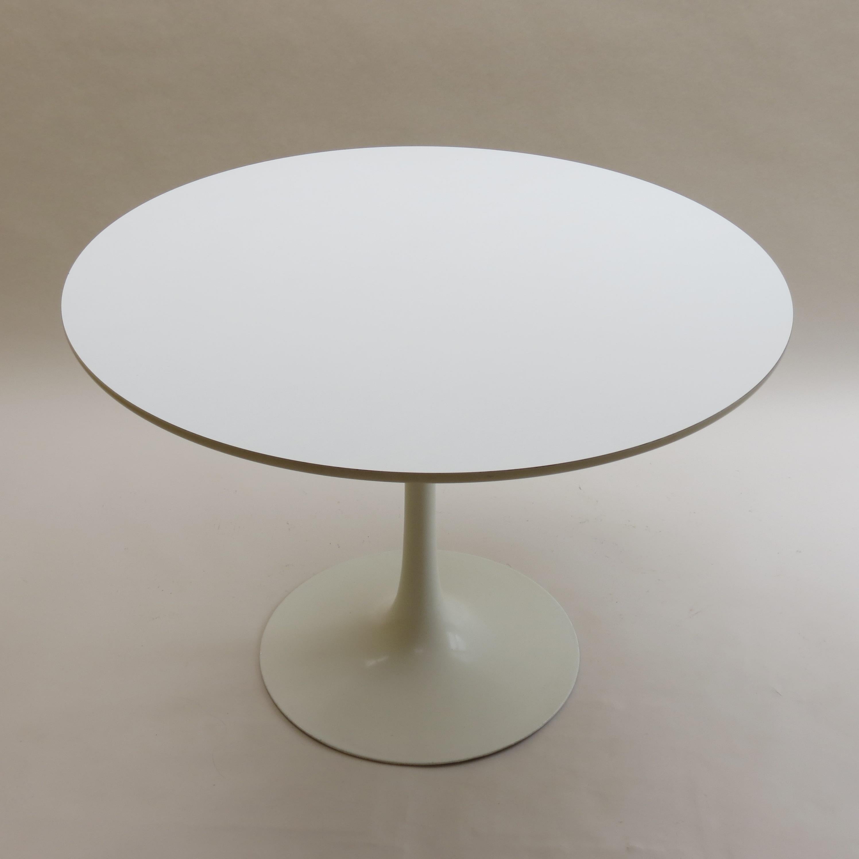 White tulip dining table, manufactured by Arkana, Bath UK and designed by Maurice Burke in the 1960s.
Painted cast aluminium base and Formica top.

In good vintage condition, some light wear to the base and light surface scratches to the top from