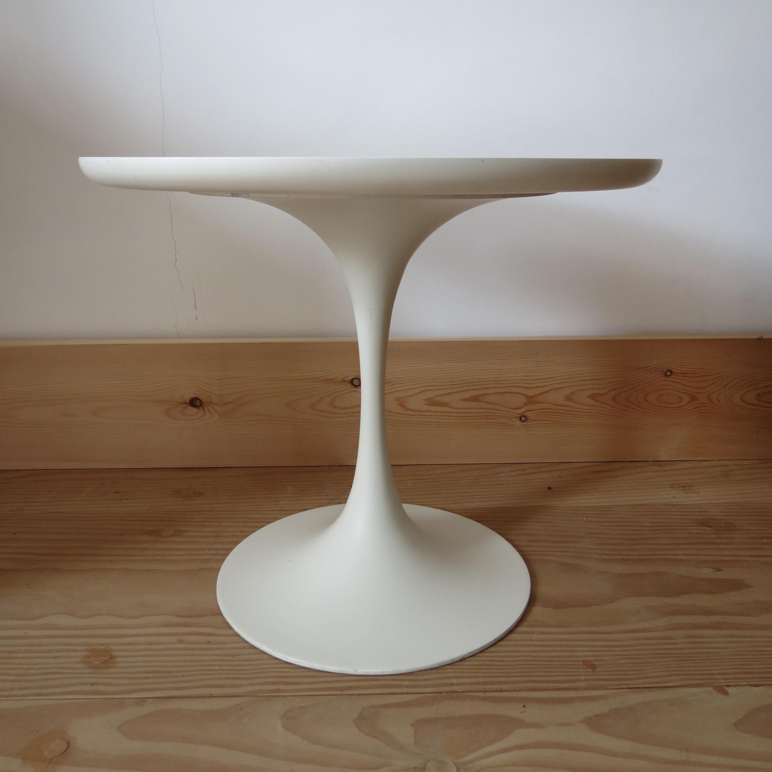 1960s white Tulip side table designed by Maurice Burke for Arkana, Bath, UK.

Cast aluminium base and circular laminate top.

In good condition, minimal signs of wear


ST1002.
