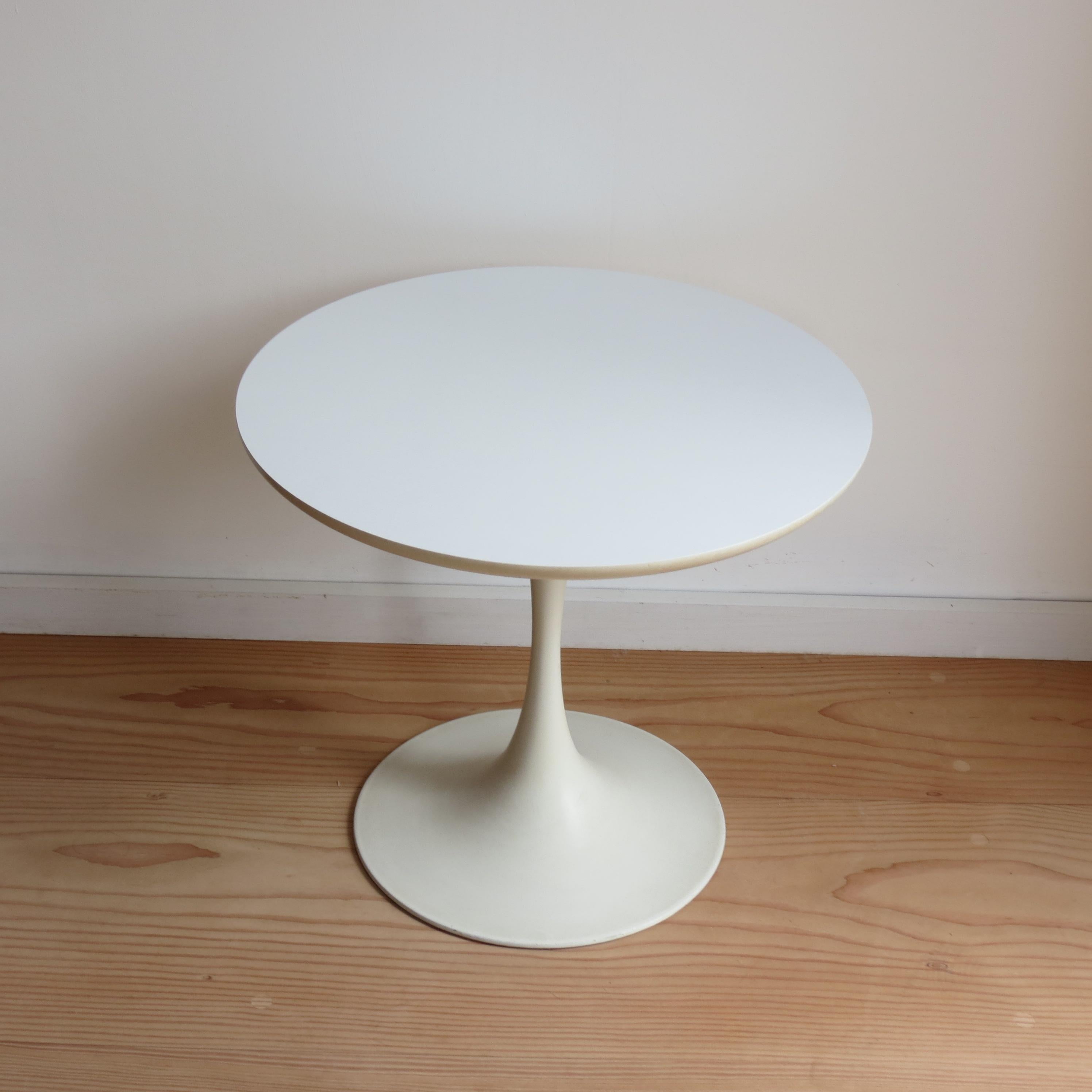 1960s white Tulip side table designed by Maurice Burke for Arkana, Bath, UK.

Cast aluminium base and circular laminate top.

In good overall vintage condition, minimal signs of wear


ST461.