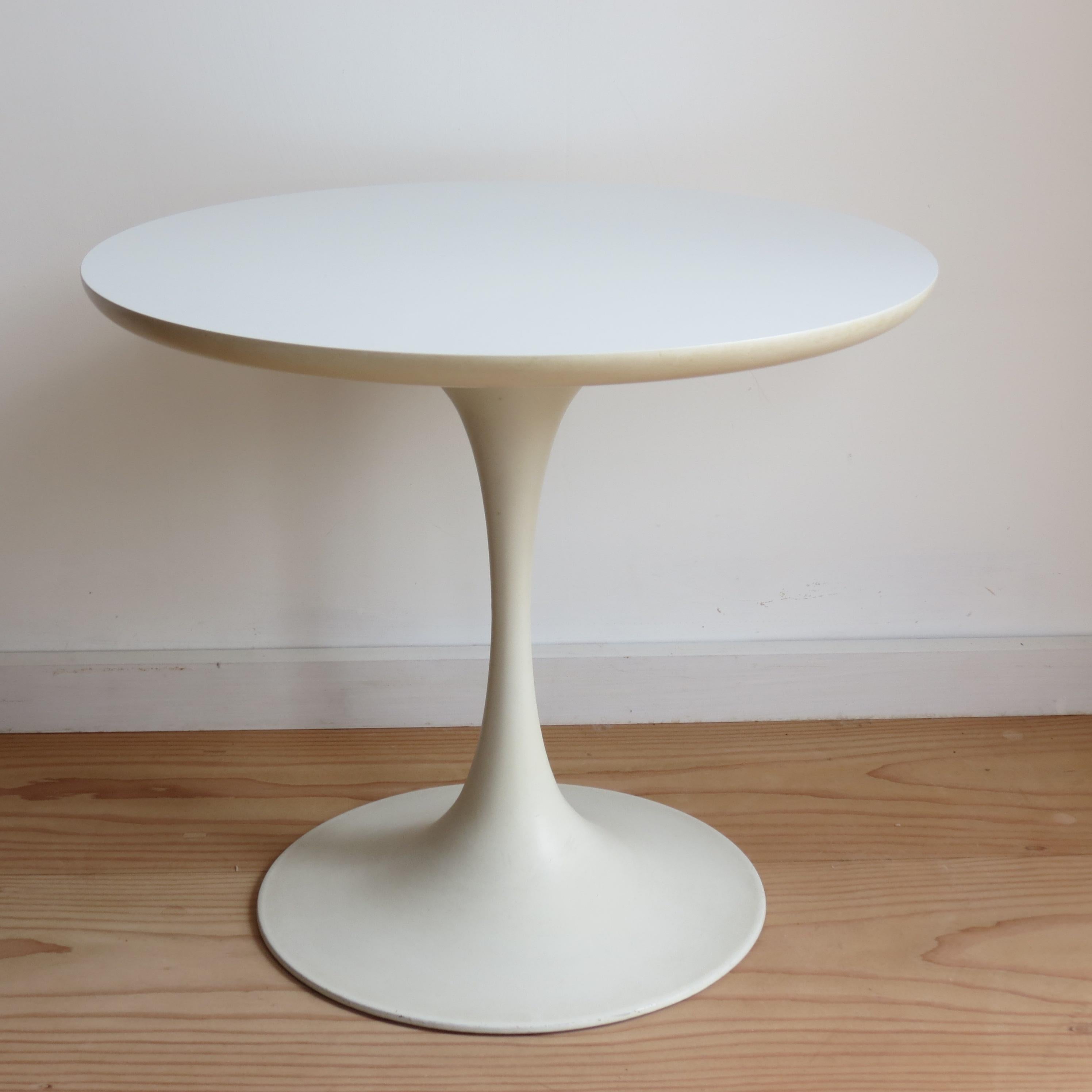 1960s White Tulip Side Table Designed by Maurice Burke for Arkana, Bath, UK In Good Condition In Stow on the Wold, GB