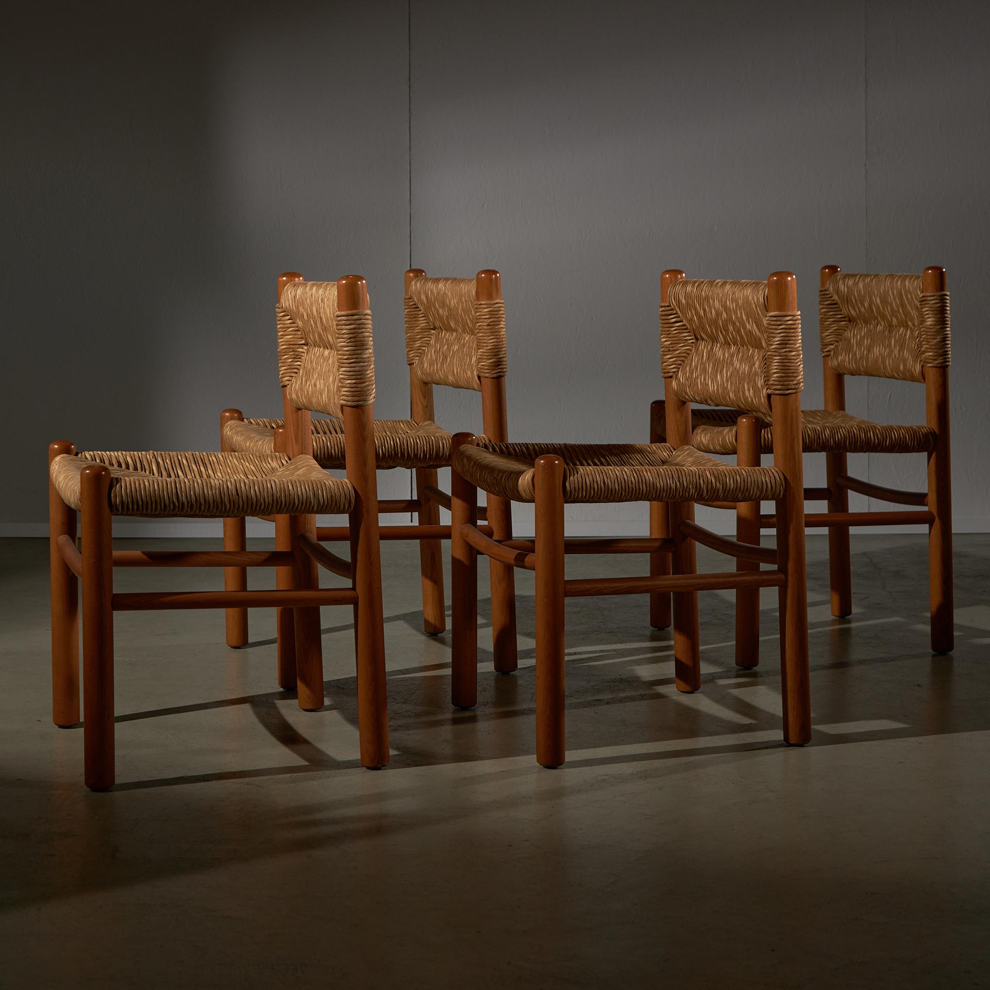 Set di sedie con forme pulite e organiche che creano un senso di flusso e movimento, completate da linee eleganti per un tocco moderno. La maestria artigianale traspare in ogni dettaglio, dal legno accuratamente scolpito alla tappezzeria impeccabile