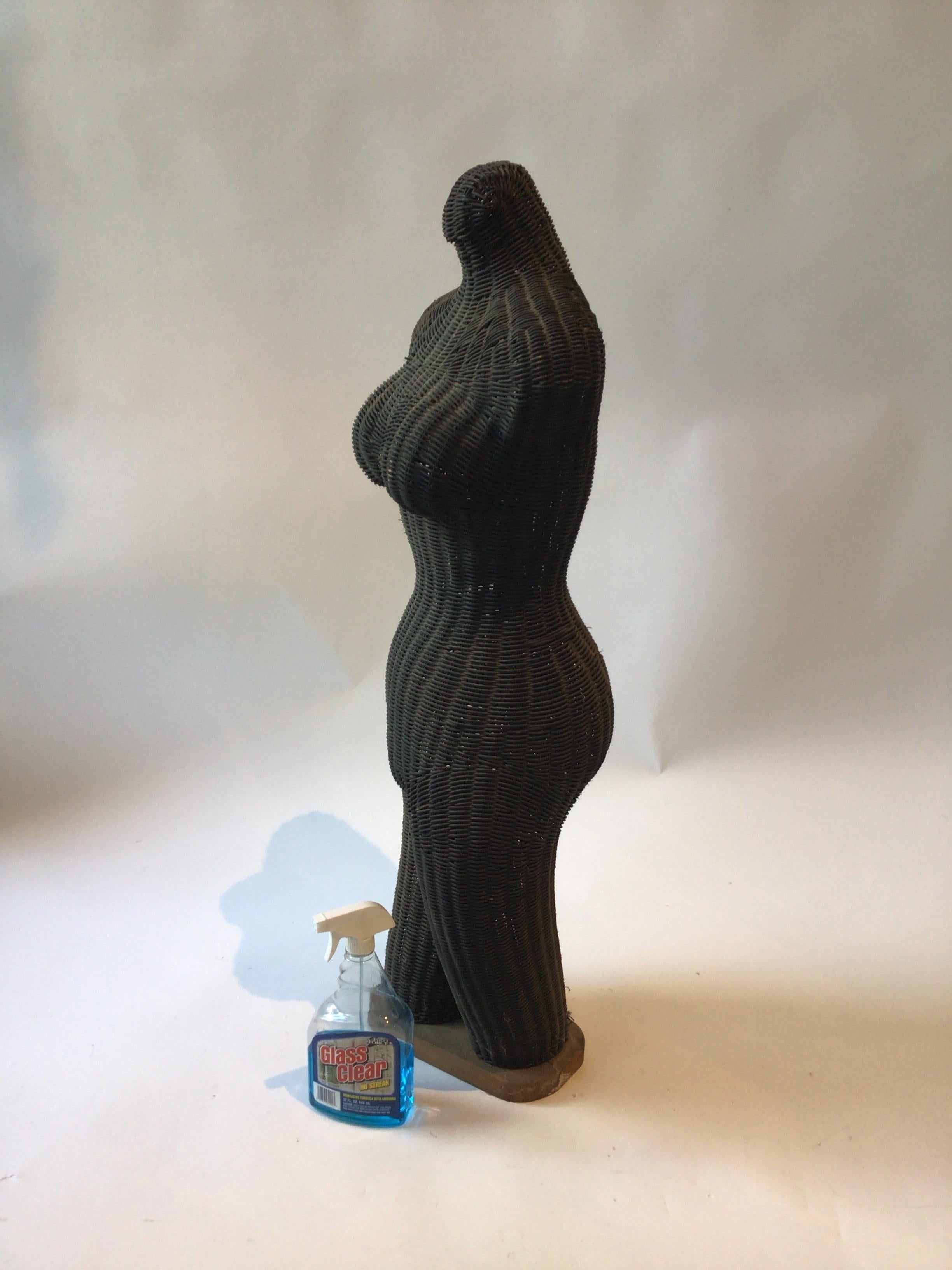 sculpture en osier des années 1960 représentant une femme nue.