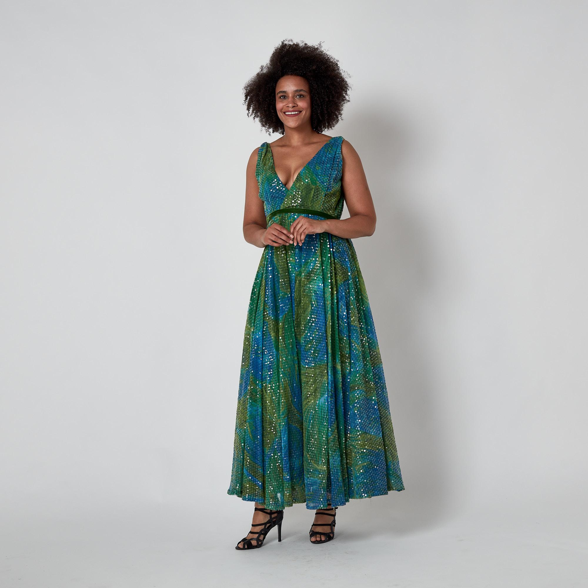 1960 William Travilla Vestido de lentejuelas verdes y azules en venta 5