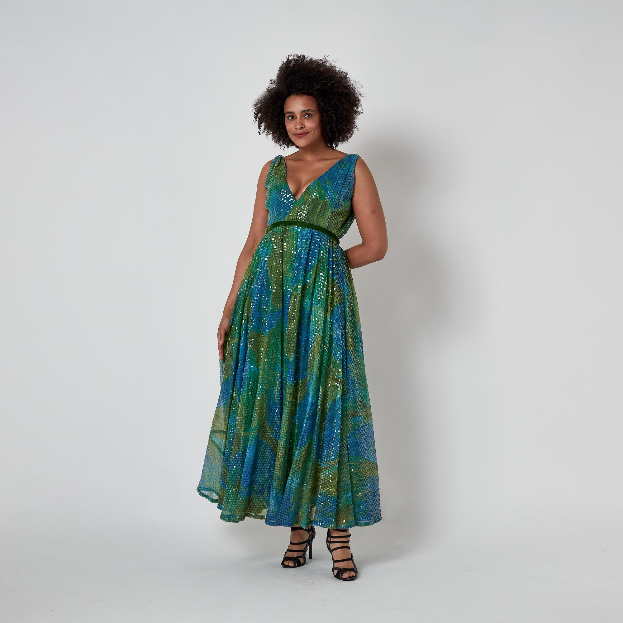 1960 William Travilla Vestido de lentejuelas verdes y azules en venta 2