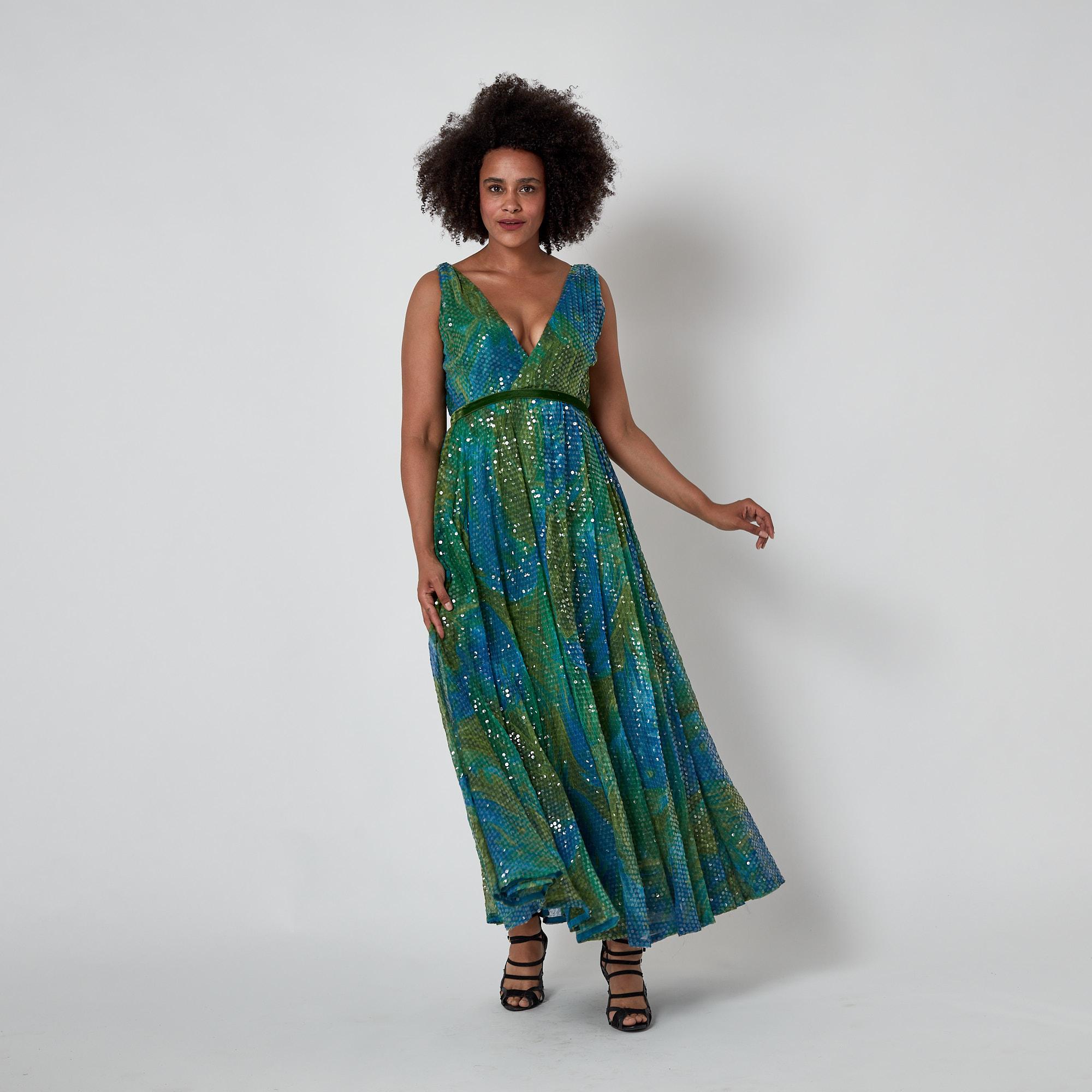 1960 William Travilla Vestido de lentejuelas verdes y azules en venta 3