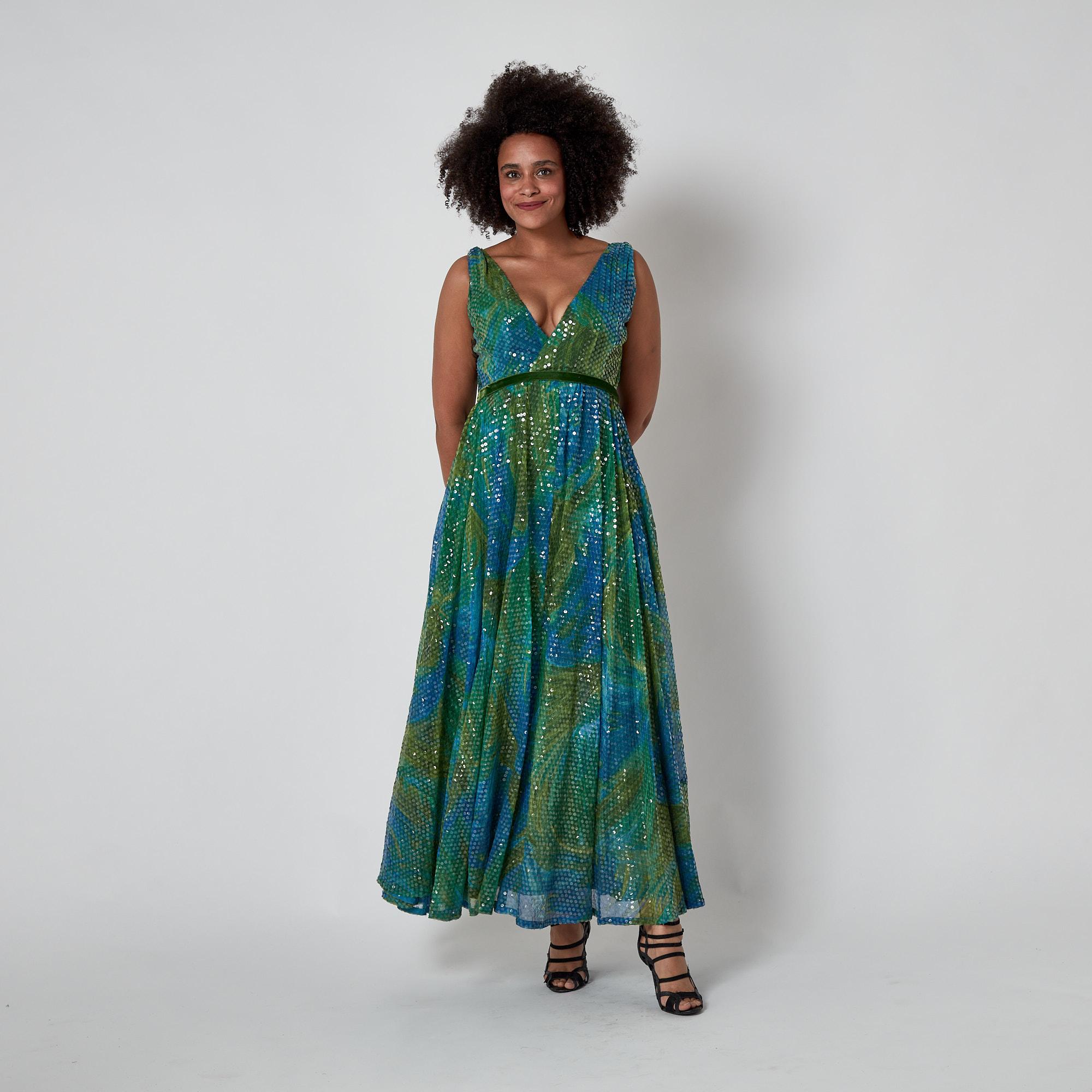 1960 William Travilla Vestido de lentejuelas verdes y azules en venta 4