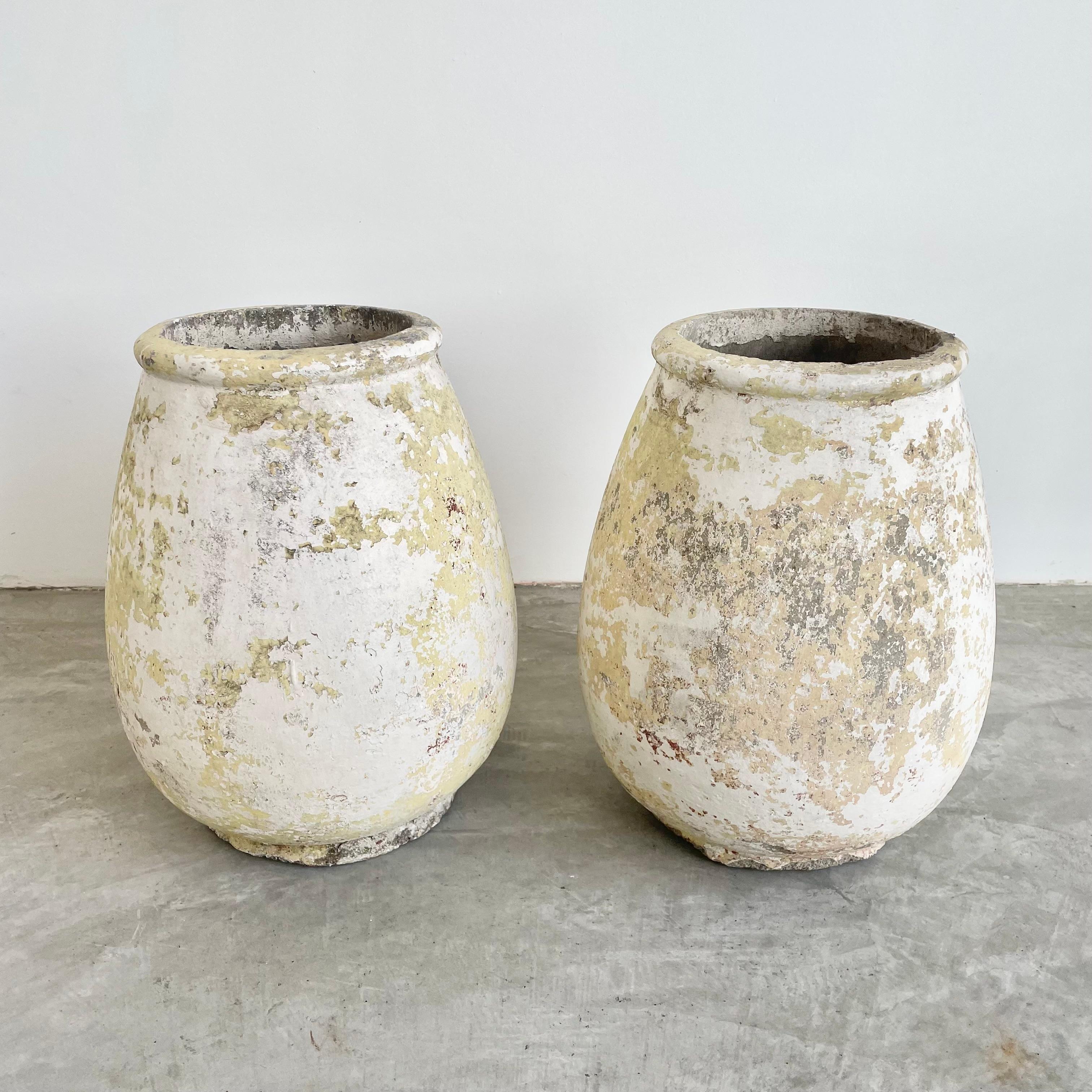 Concrete urn by Willy Guhl. Rare model. Excellent cream, pastel yellow and grey patina. Urn has a delicate cement ridge around the mouth giving it a beautiful minimalist design with delicate lines. The body of the jar tapers slightly towards the top