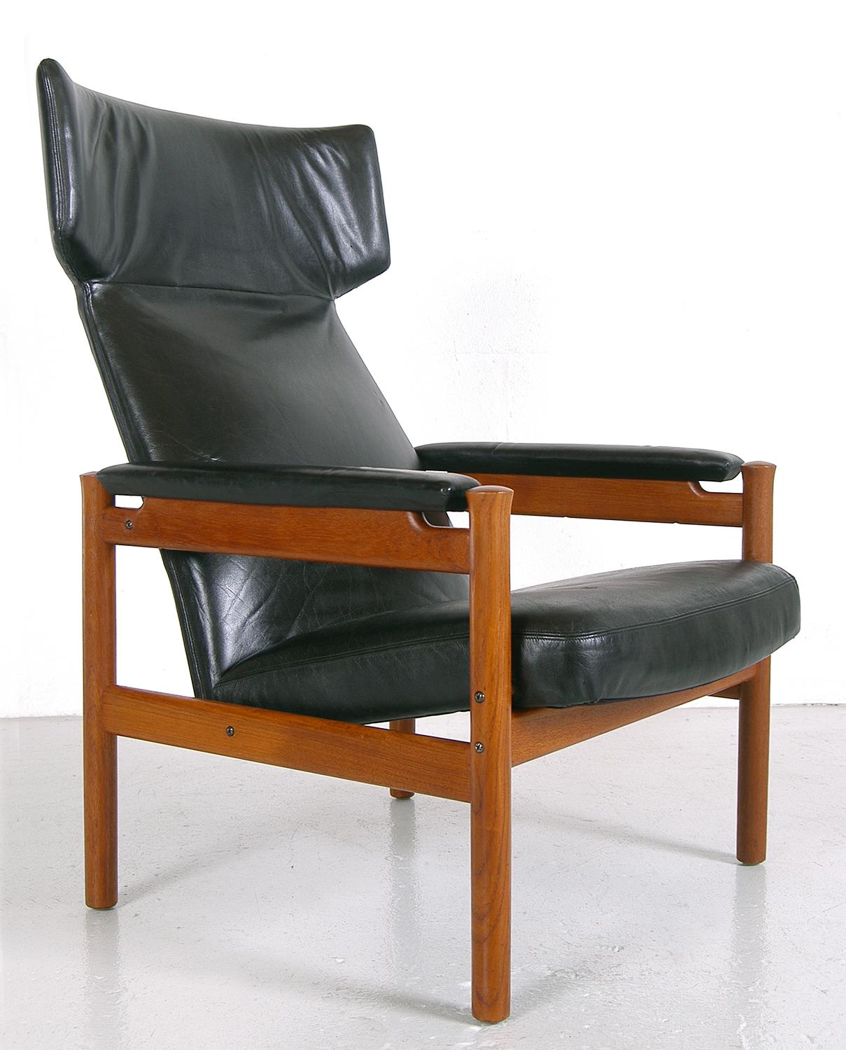 A super stylish 1960s model ‘4365’ Wingback chair designed by Soren Hansen for Fritz Hansen, Denmark. The chair features a solid teak frame, which is in good clean original condition and is structurally sound. The chair has its original silver Fritz