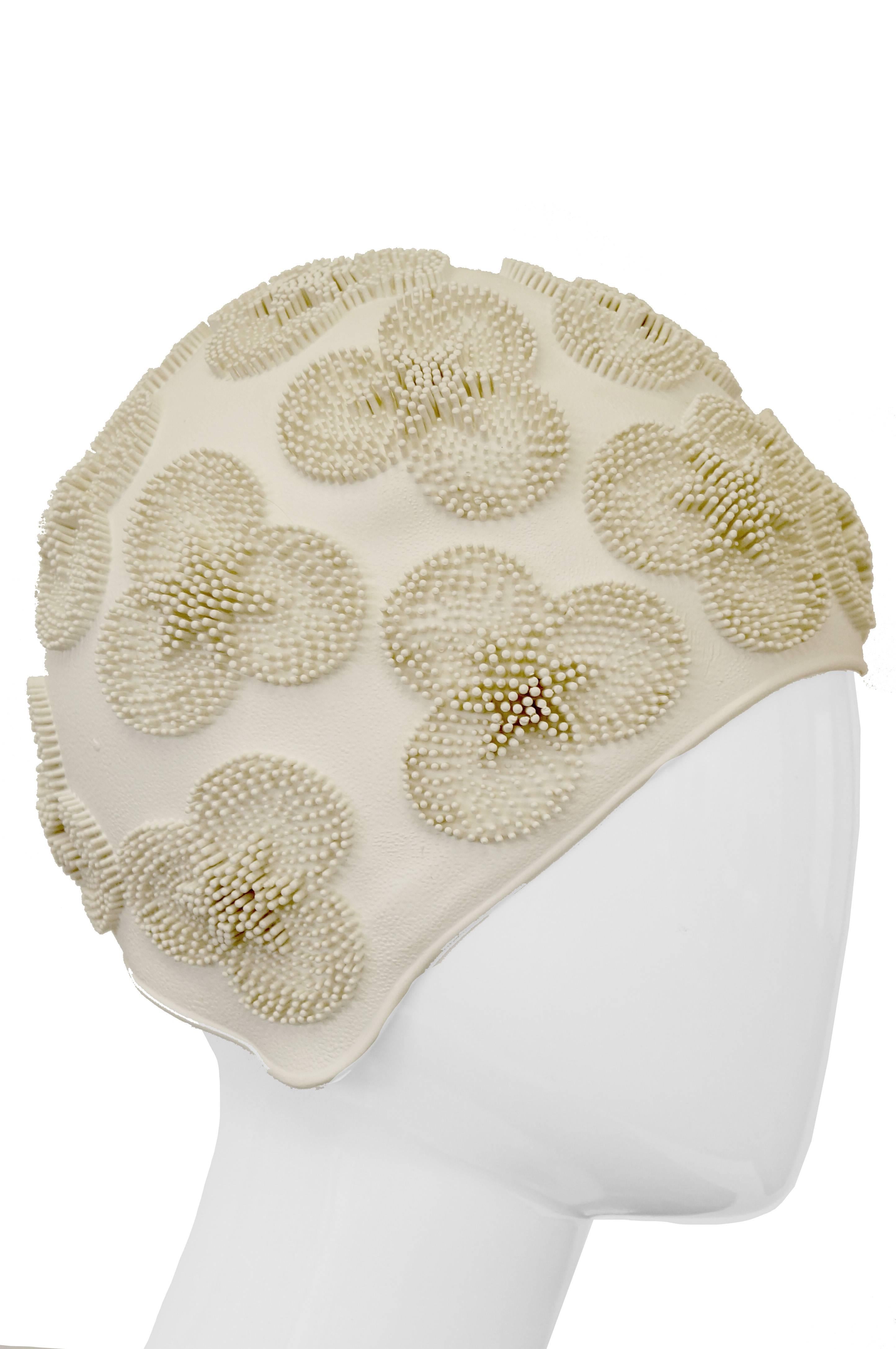  1960s Winter White 3D Flower Burst Swim Cap In Excellent Condition In Houston, TX