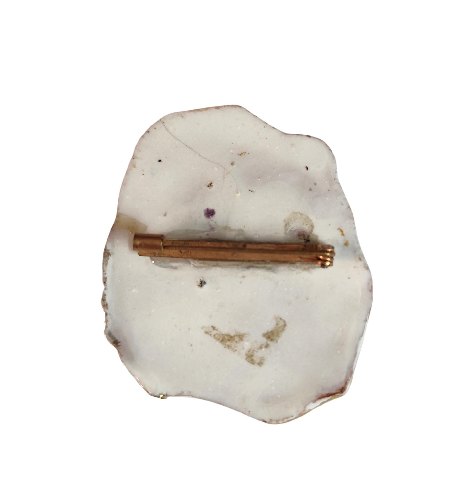 da uomo o donna Spilla in ceramica rosa e oro con silhouette di donna degli anni '60 in vendita