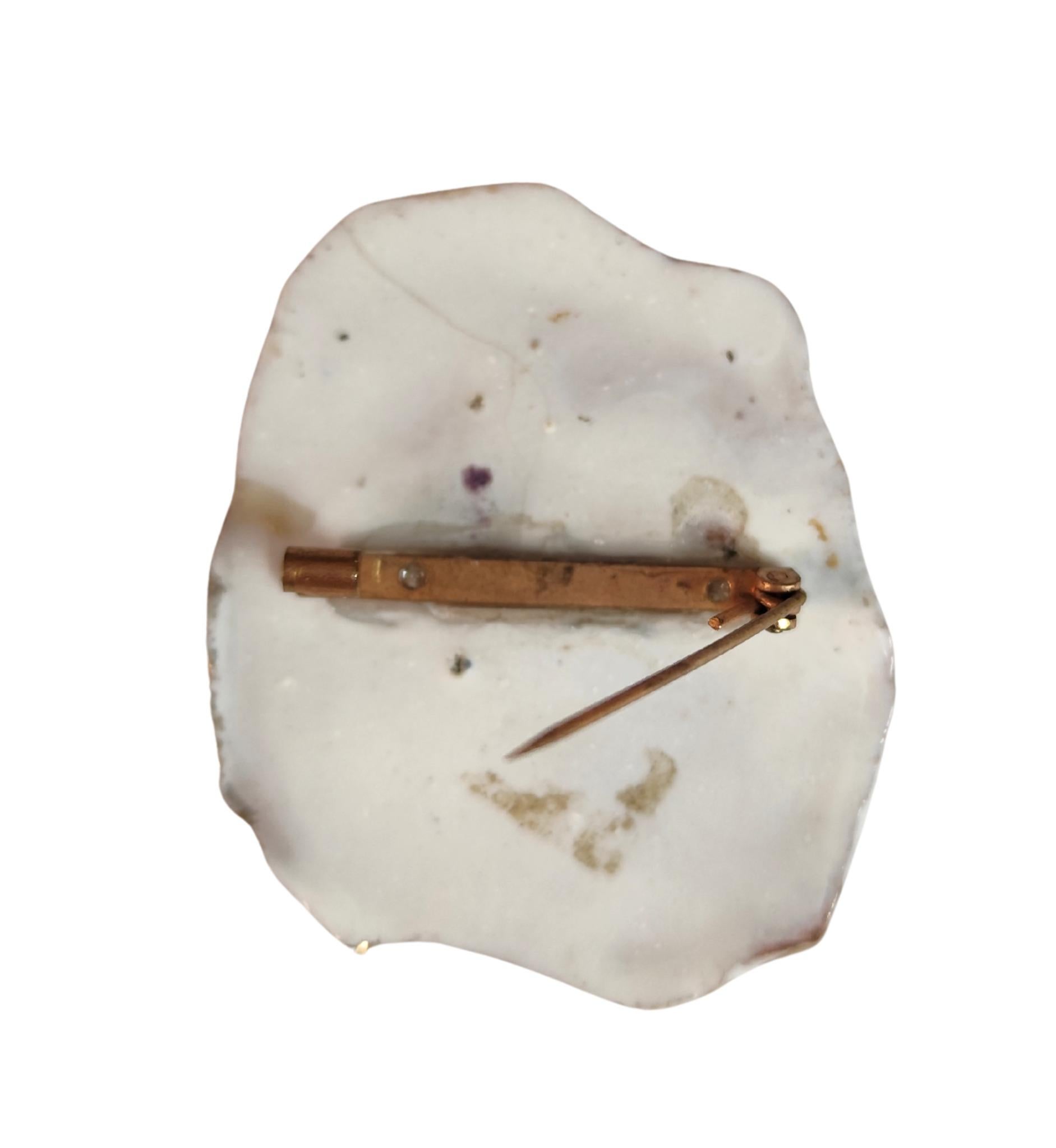 Spilla in ceramica rosa e oro con silhouette di donna degli anni '60 in vendita 1