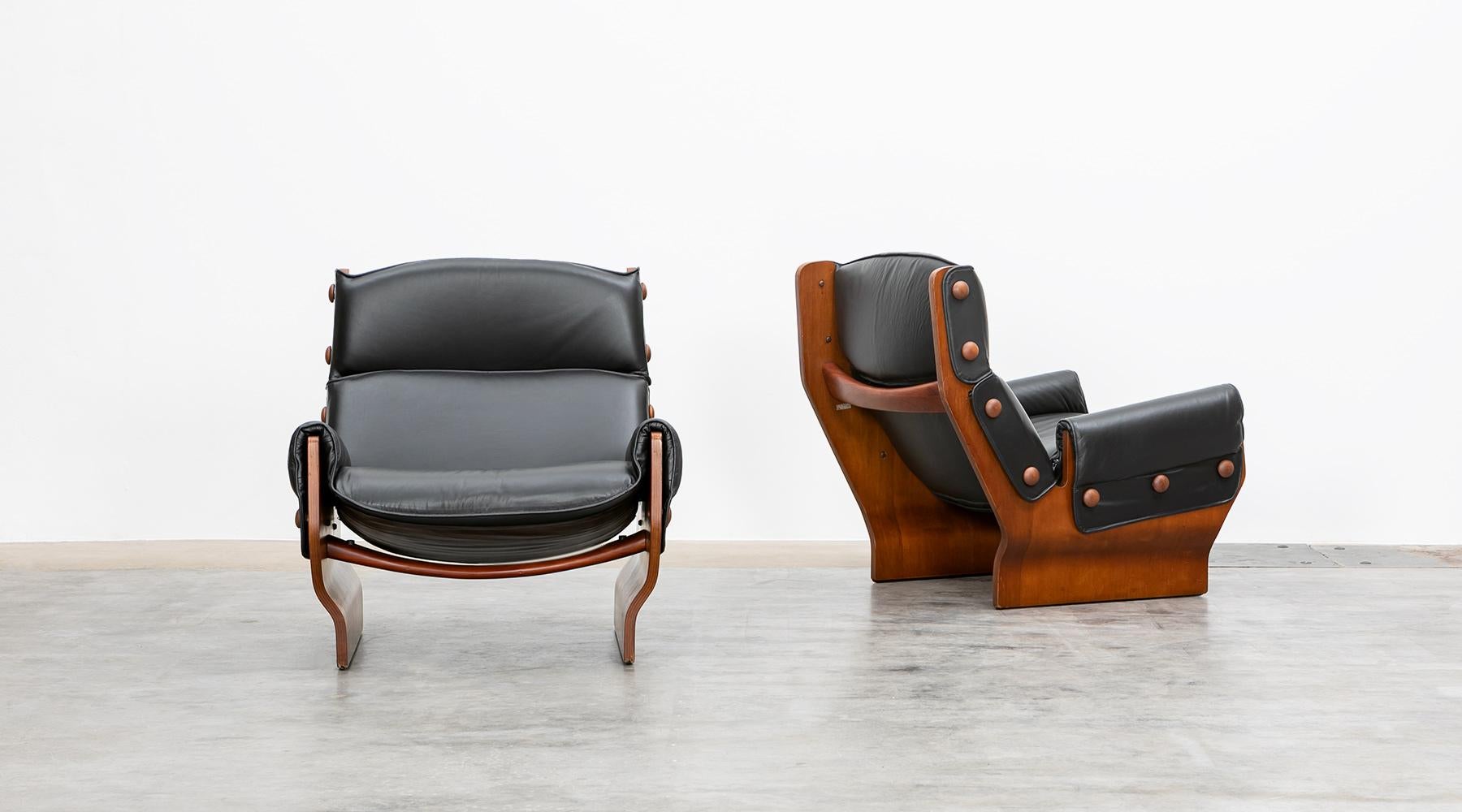 Mid-Century Modern 1960s Wood and Leather Pair of Lounge Chairs by Osvaldo Borsani