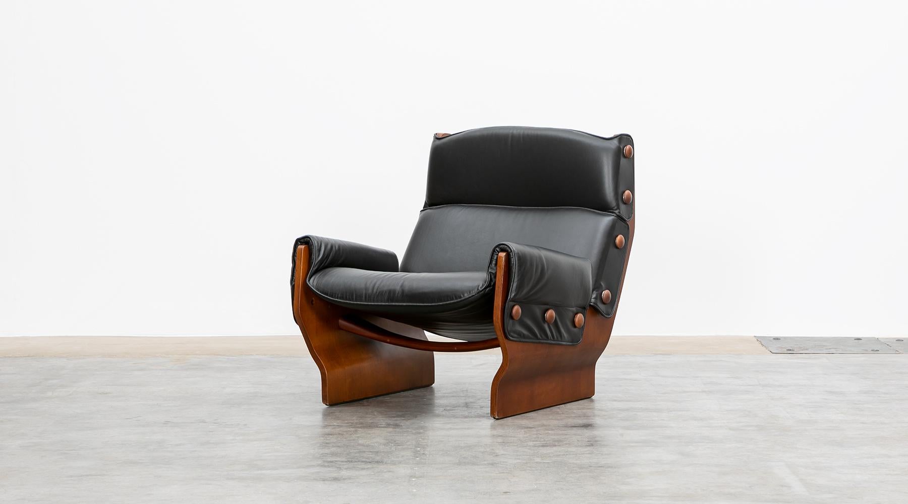 1960s Wood and Leather Pair of Lounge Chairs by Osvaldo Borsani In Good Condition In Frankfurt, Hessen, DE
