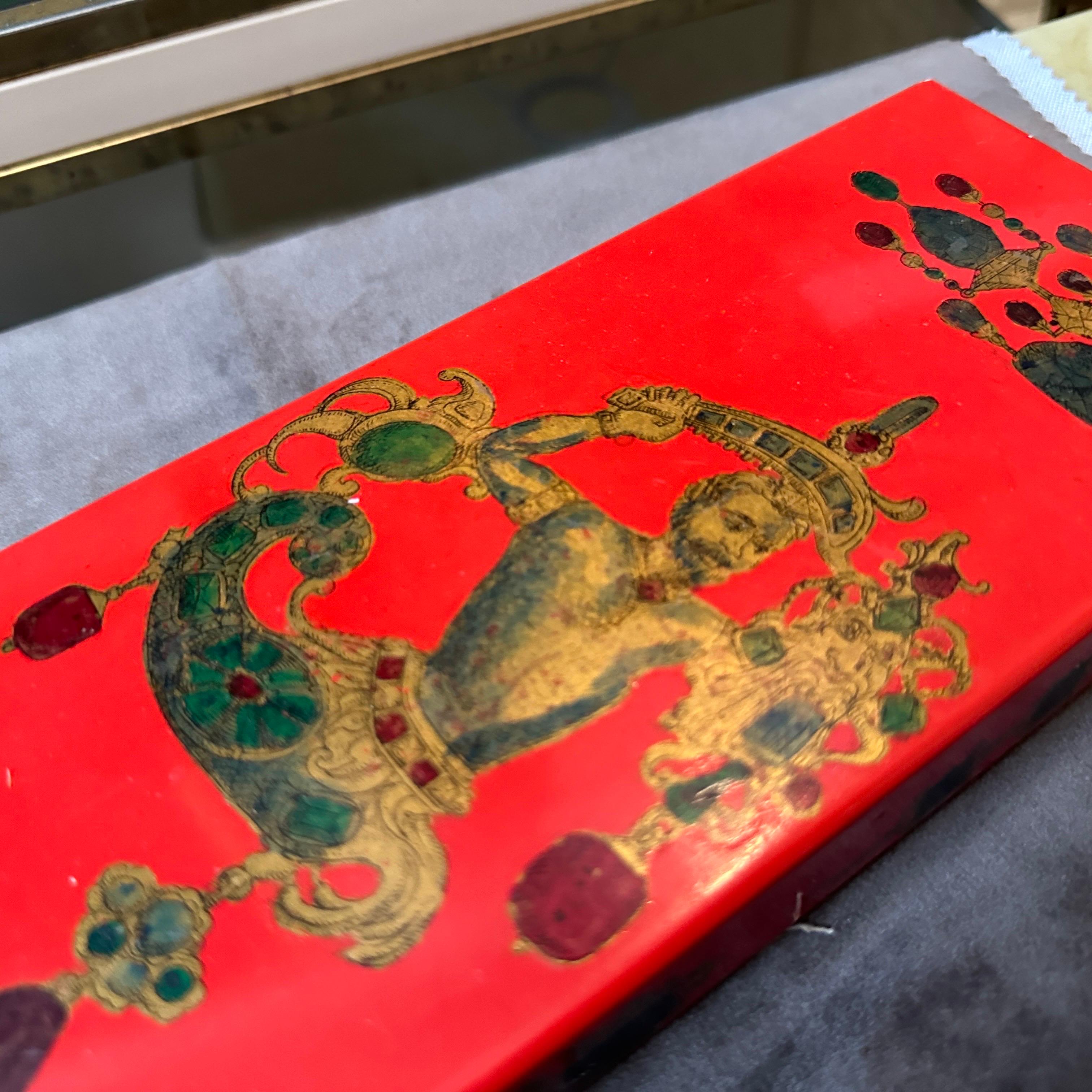 Una caja de madera y metal esmaltado diseñada y fabricada en Italia por Galbiati en los años sesenta. La caja roja está decorada con joyas . Está en buen estado en general y marcado en el terciopelo.