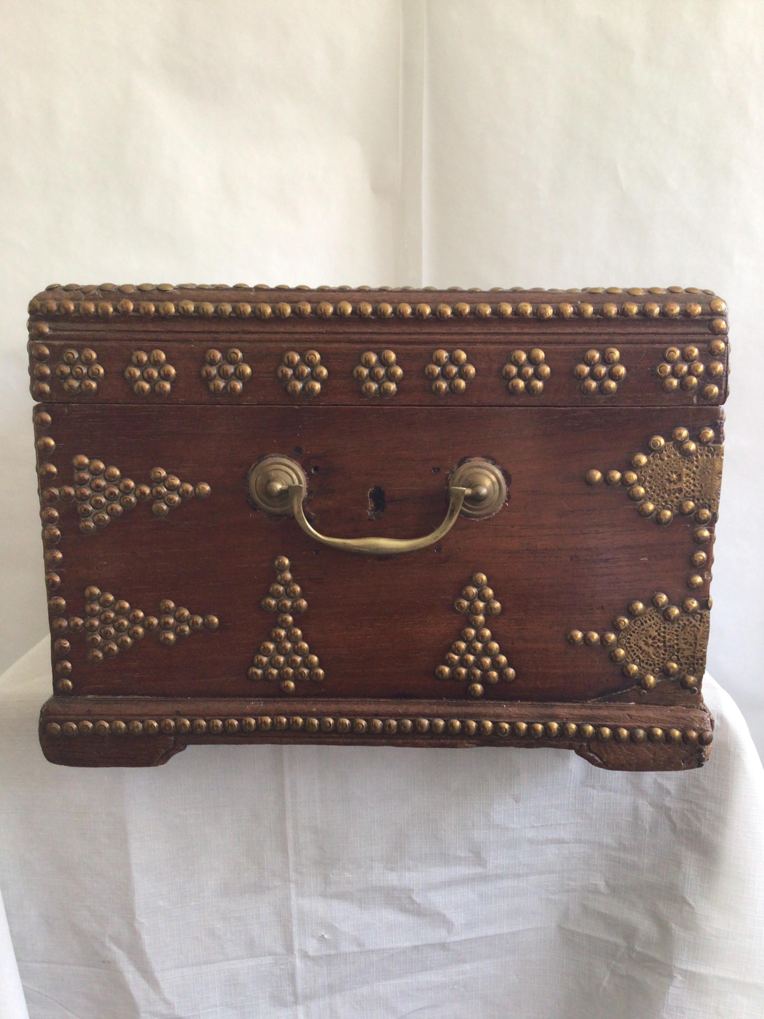 1960s Wood Small Trunk Ornately Embellished With Brass Studs In Good Condition For Sale In Tarrytown, NY