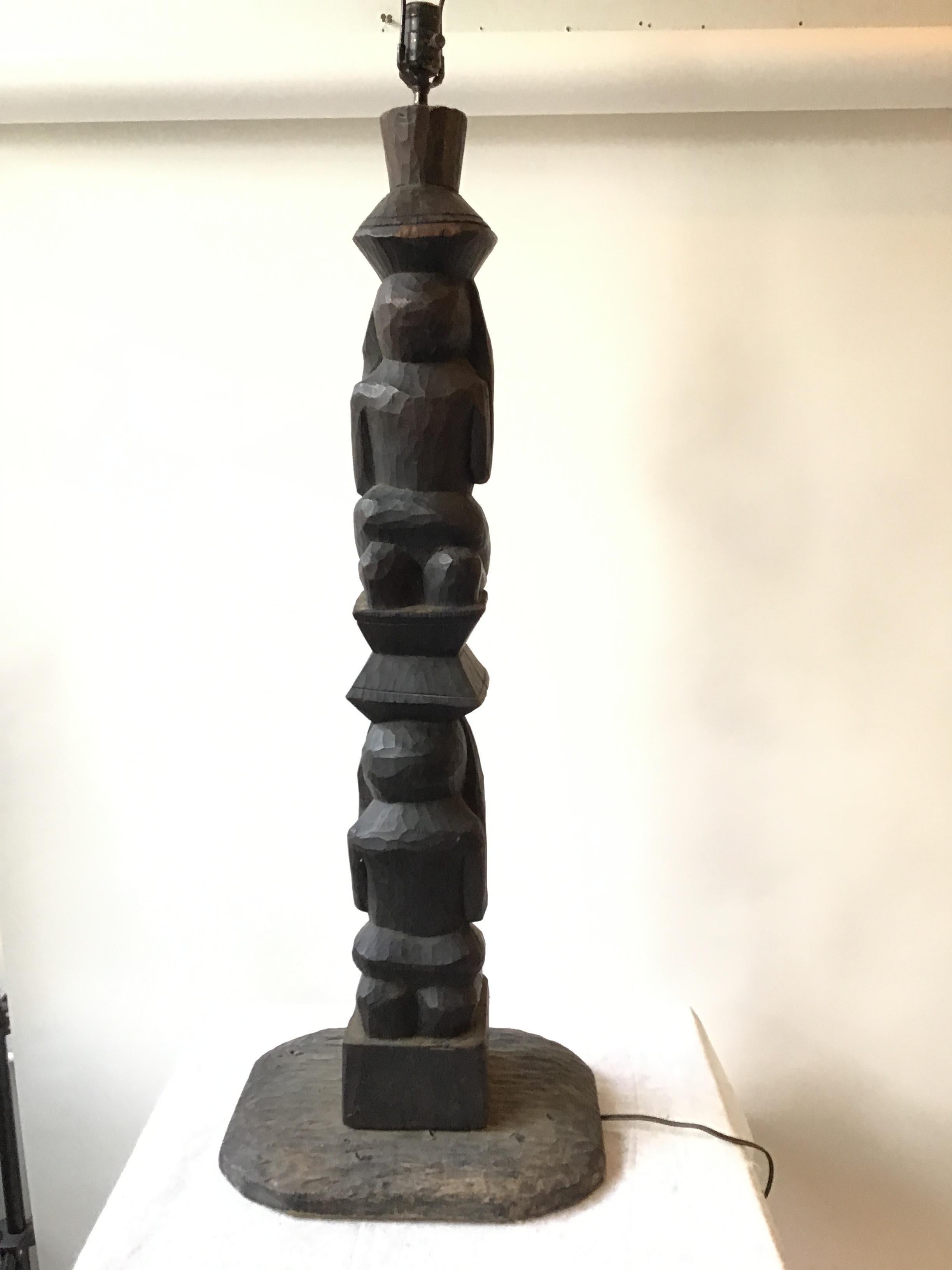 1960s Wood TOTEM Pole Lamp In Good Condition For Sale In Tarrytown, NY
