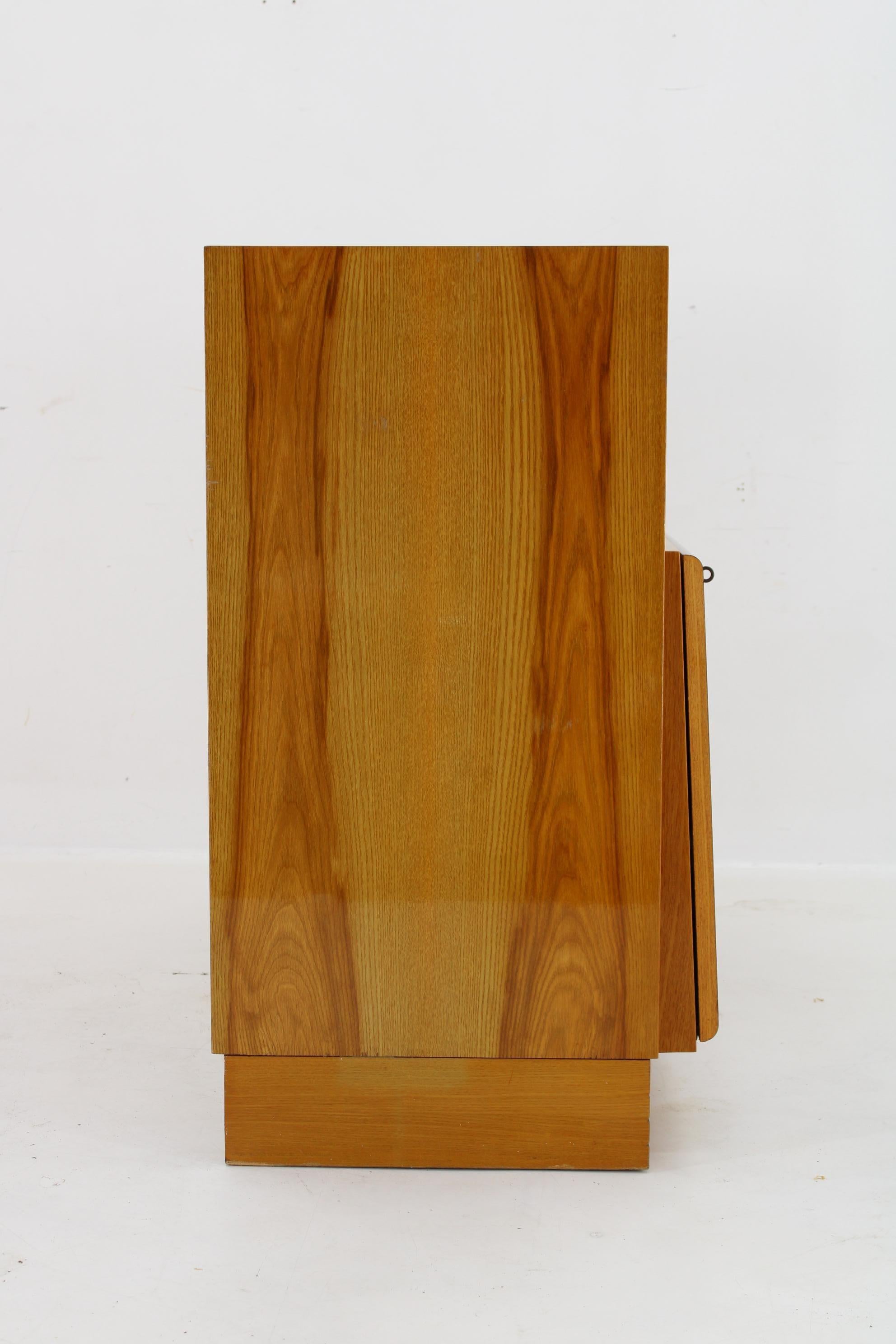 Metà XX secolo Armadio/cassettiera in legno degli anni '60, Cecoslovacchia in vendita