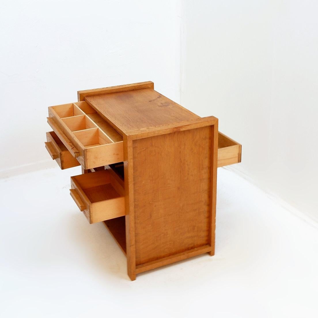 Armadio da cucito in legno degli anni '60 con diversi cassetti
Vintage - Arredamento - Mid-Century
Misure: 59,5x35cm H. 55cm 
Materiale: Wood 