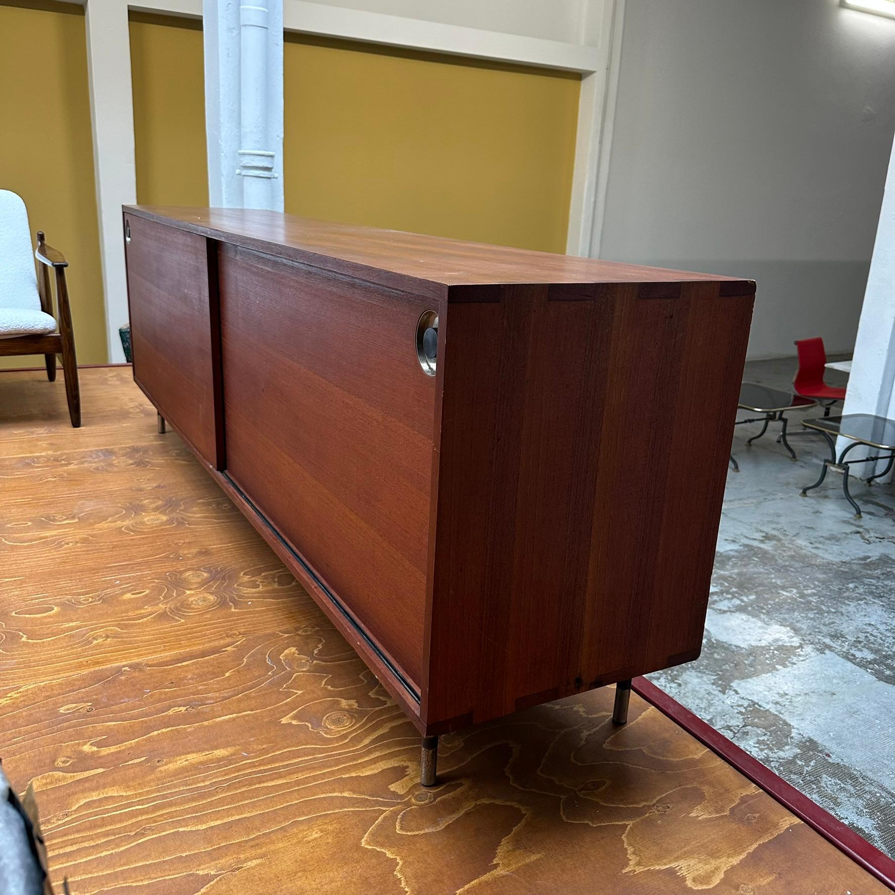 Mid-Century Modern Buffet en bois des années 1960, fabriqué en Italie, avec des pieds ronds en fer et des capuchons en laiton. en vente