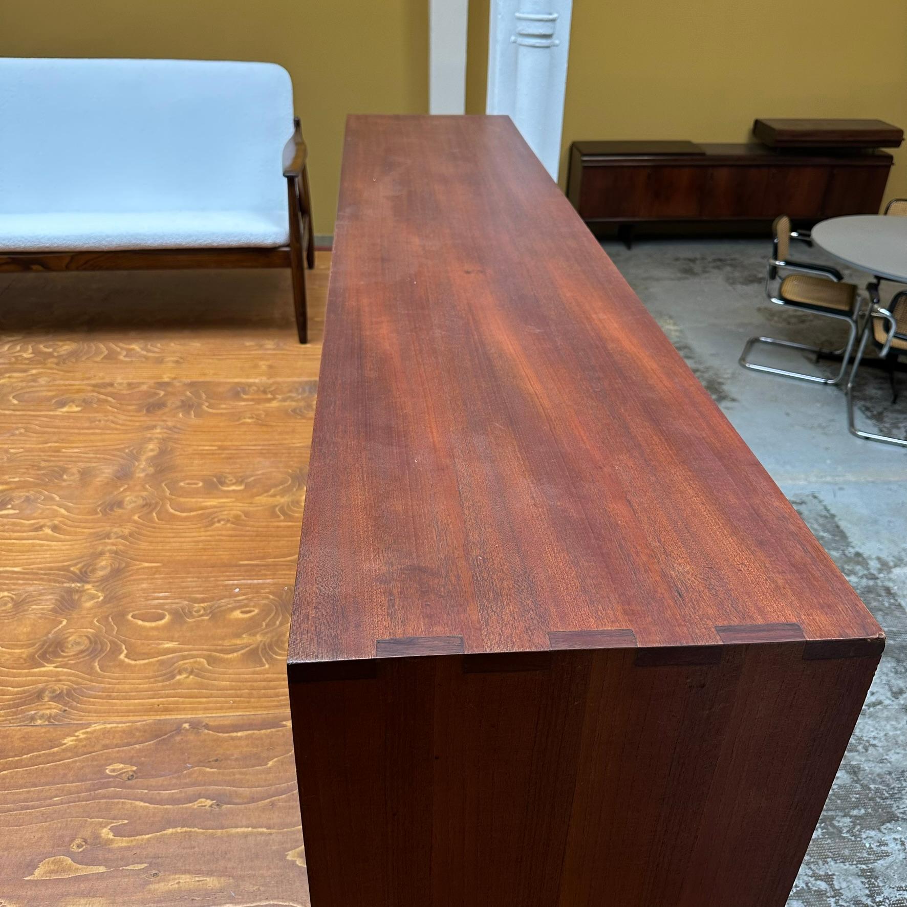 italien Buffet en bois des années 1960, fabriqué en Italie, avec des pieds ronds en fer et des capuchons en laiton. en vente