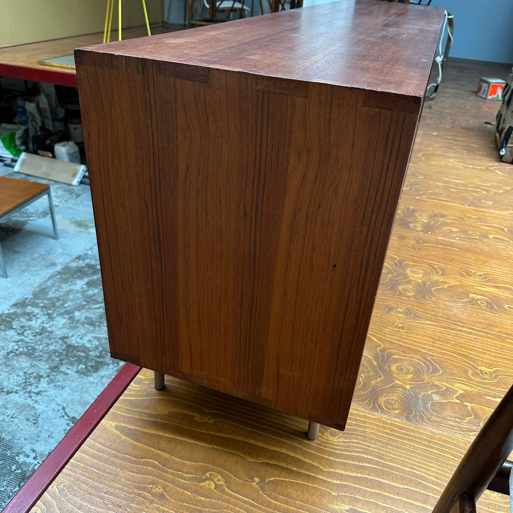 Buffet en bois des années 1960, fabriqué en Italie, avec des pieds ronds en fer et des capuchons en laiton. Bon état - En vente à Milan, IT