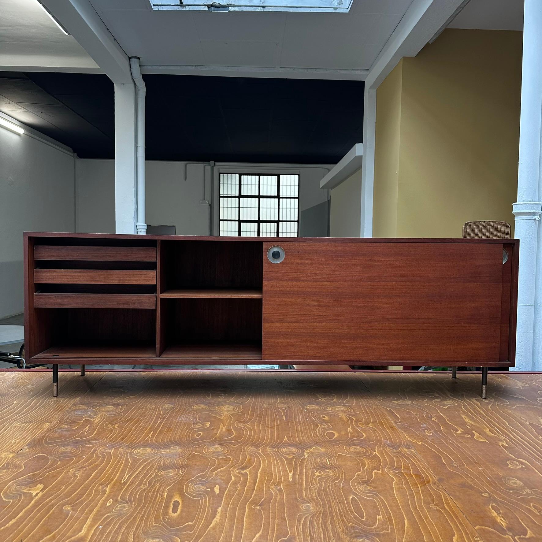 Milieu du XXe siècle Buffet en bois des années 1960, fabriqué en Italie, avec des pieds ronds en fer et des capuchons en laiton. en vente