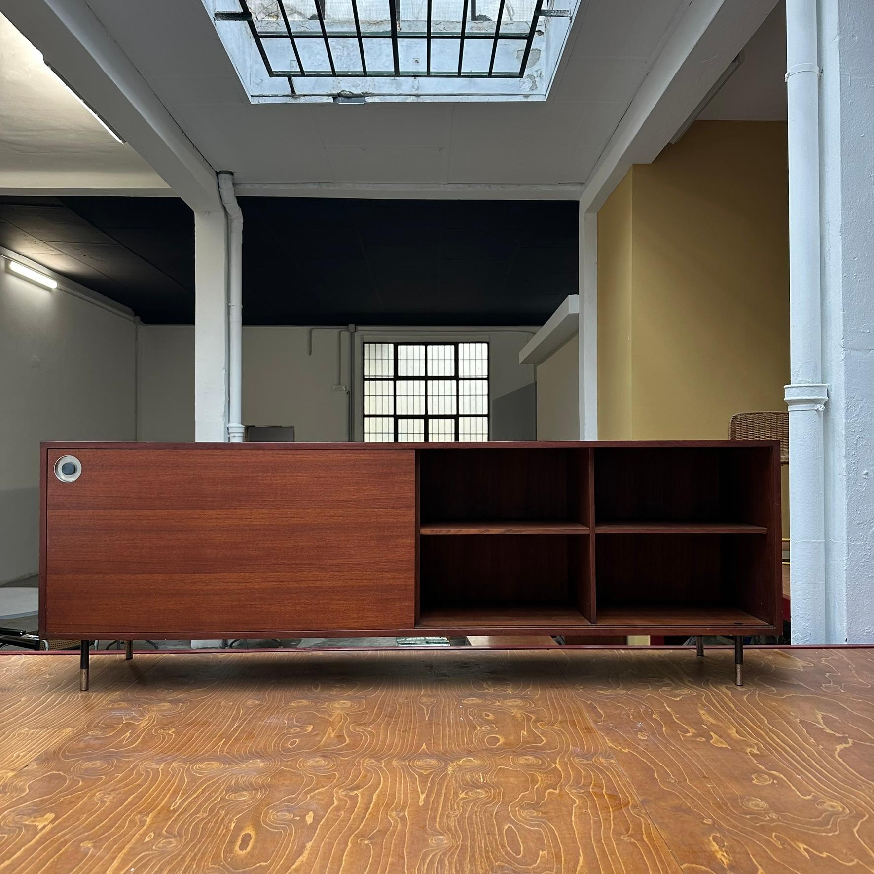 Bois Buffet en bois des années 1960, fabriqué en Italie, avec des pieds ronds en fer et des capuchons en laiton. en vente