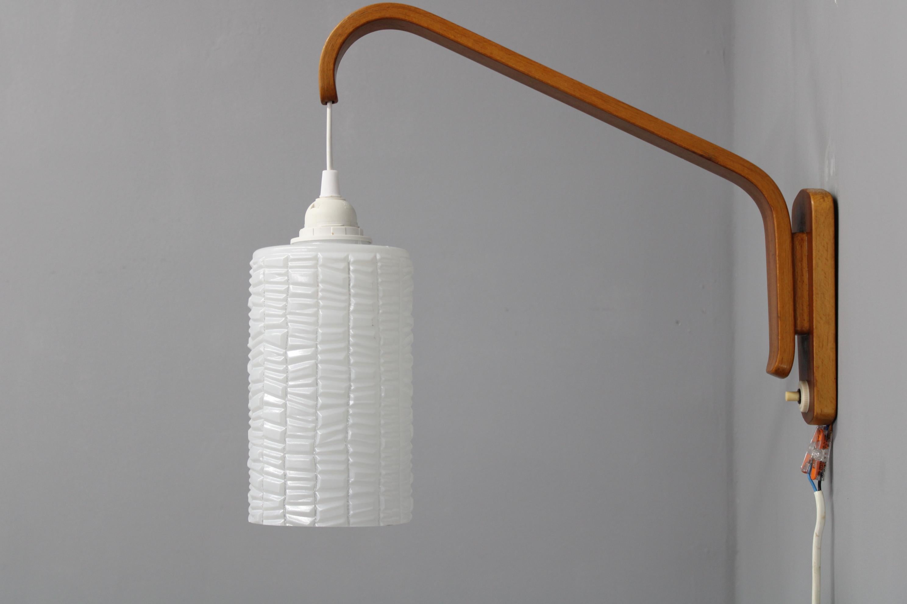 Mid-Century Modern Lampe murale en bois avec abat-jour en verre, Tchécoslovaquie, années 1960 en vente
