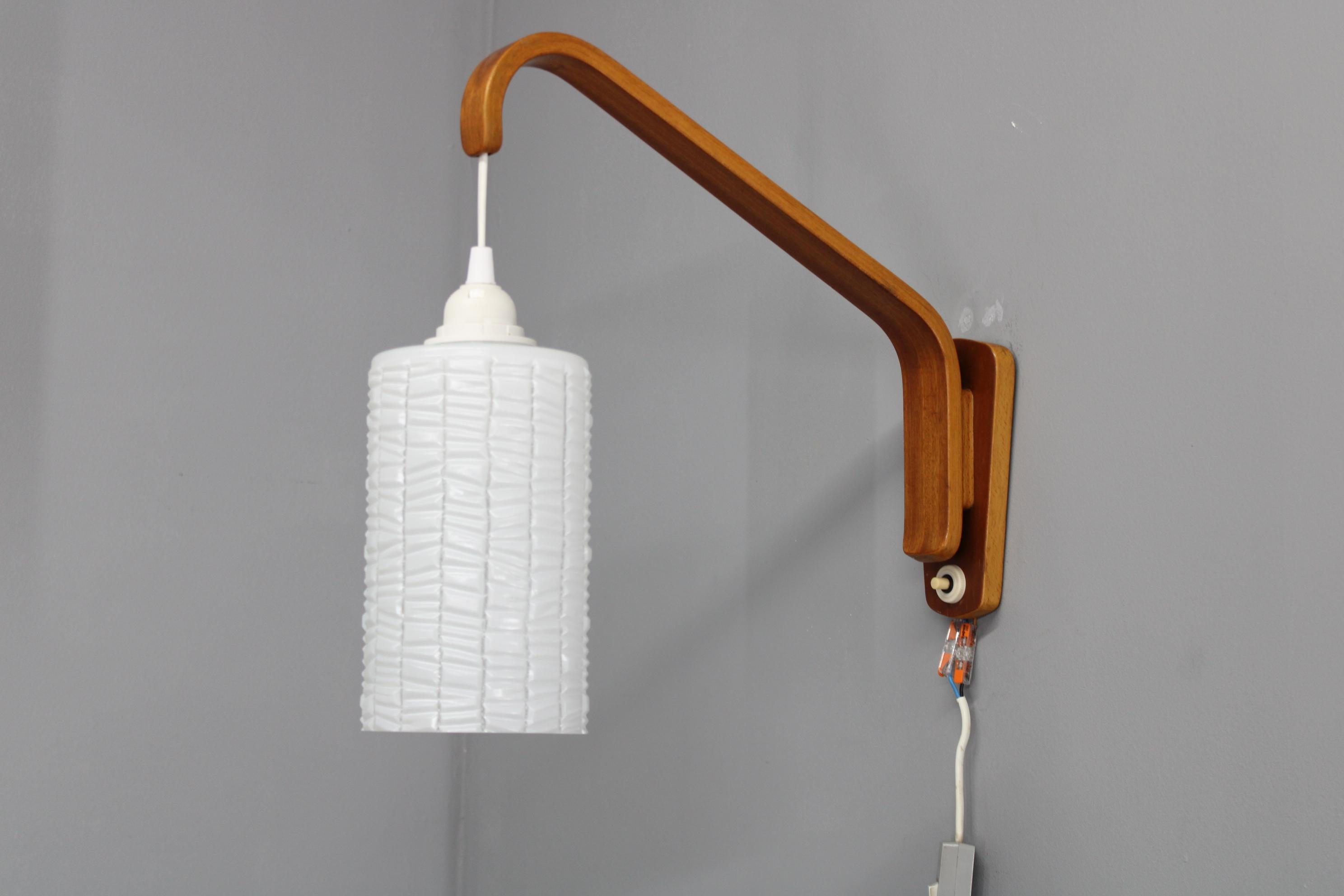 Tchèque Lampe murale en bois avec abat-jour en verre, Tchécoslovaquie, années 1960 en vente