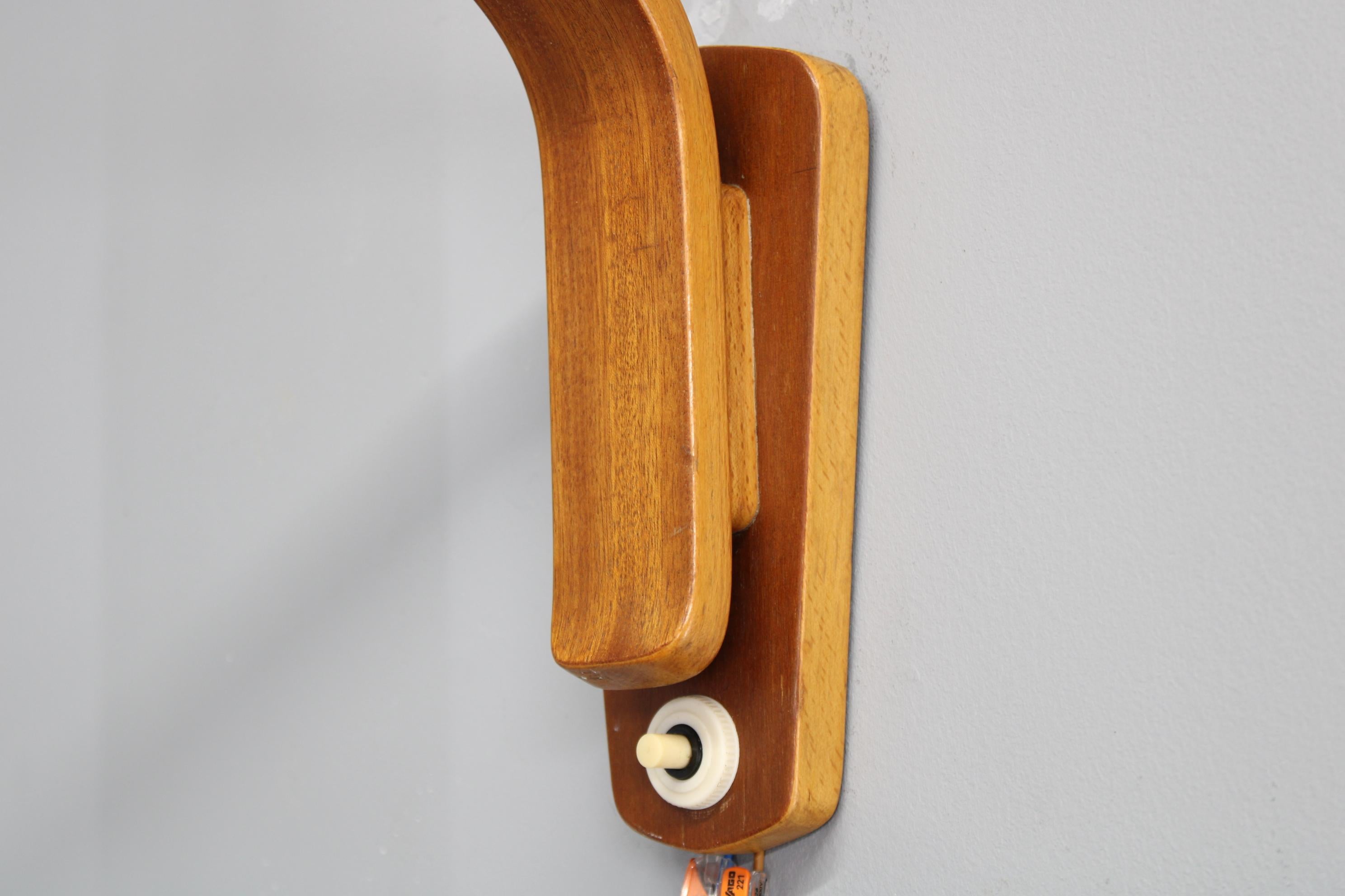 Lampe murale en bois avec abat-jour en verre, Tchécoslovaquie, années 1960 en vente 2