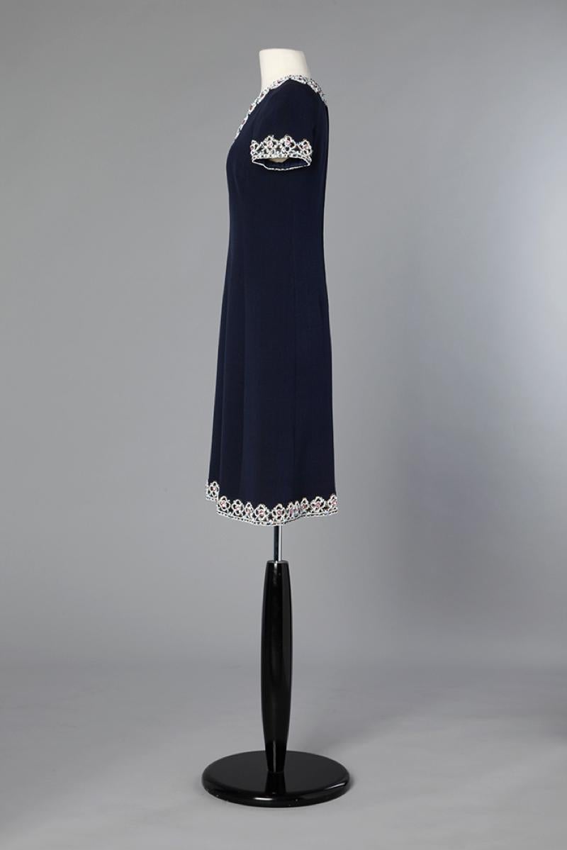 1960's wool crêpe navy dress with embroideries  In Excellent Condition For Sale In Saint-Ouen-Sur-Seine, FR