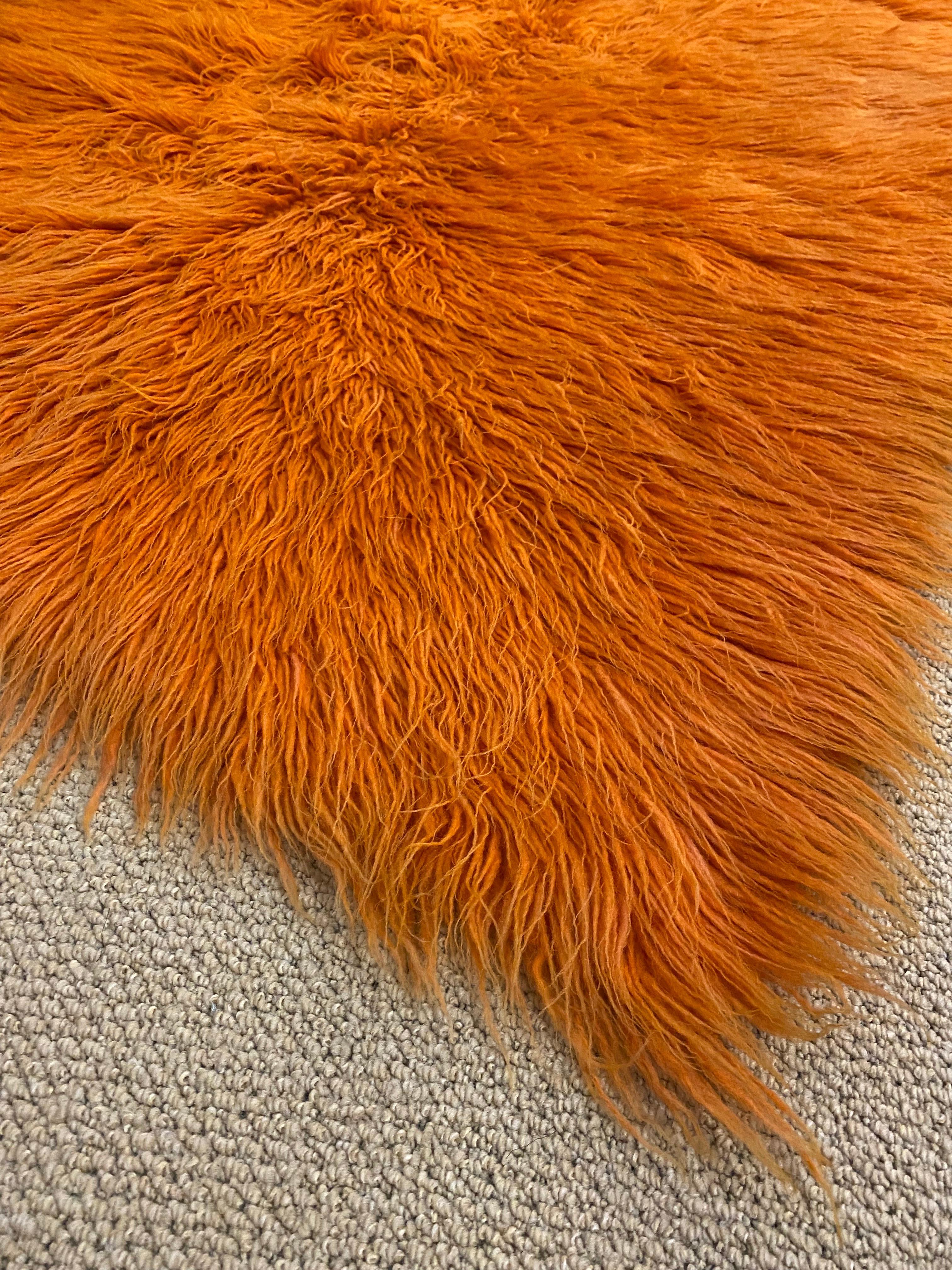 1960er Wolle Handwoven Orange Rug Vintage Retro Folk Art Carpet Throw 1950s Kinder (Handgewebt) im Angebot