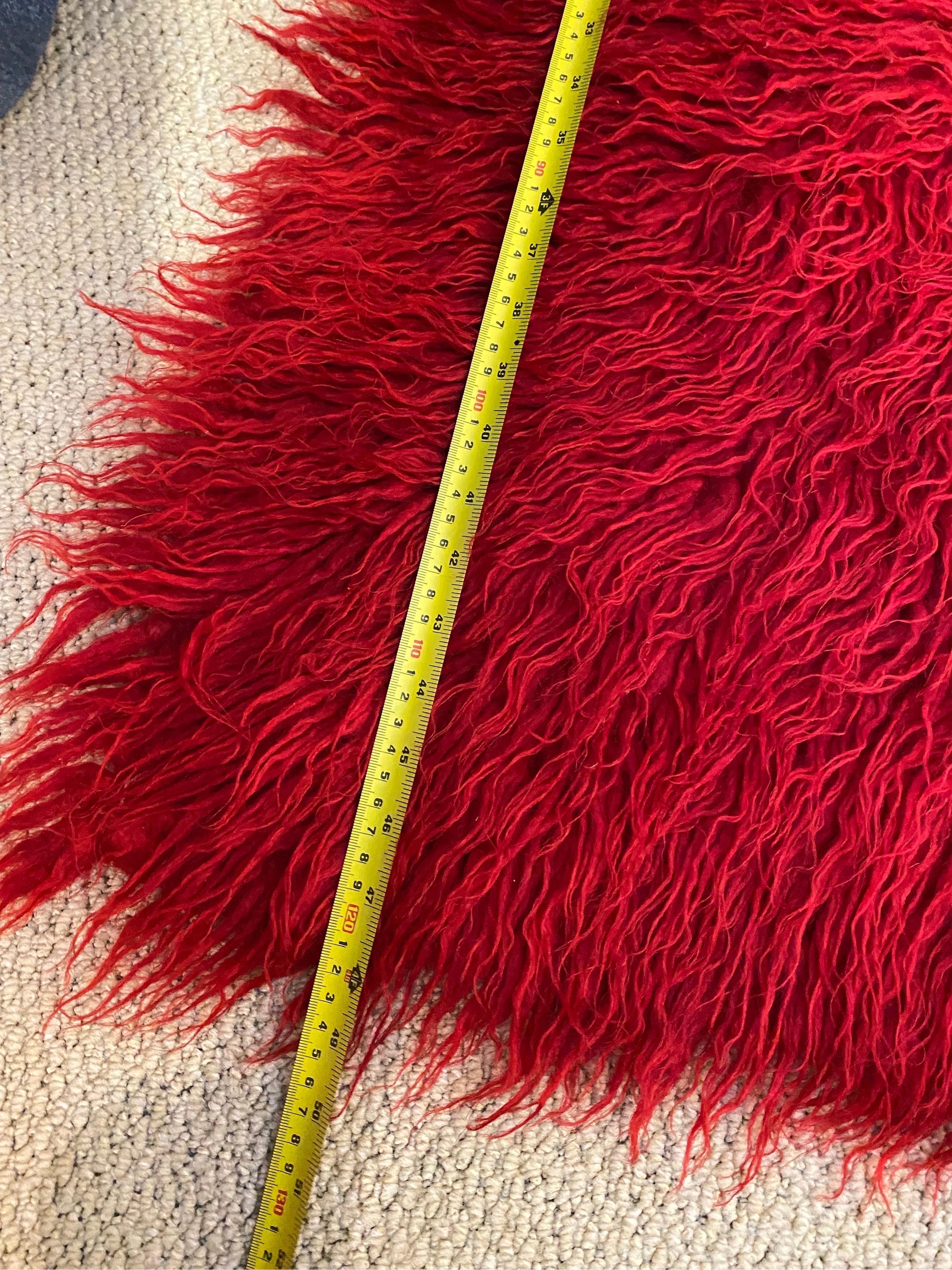 1960s Wool Handwoven Red Rug Vintage Retro Folk Art Carpet Throw (tapis tissé à la main rouge)  en vente 3