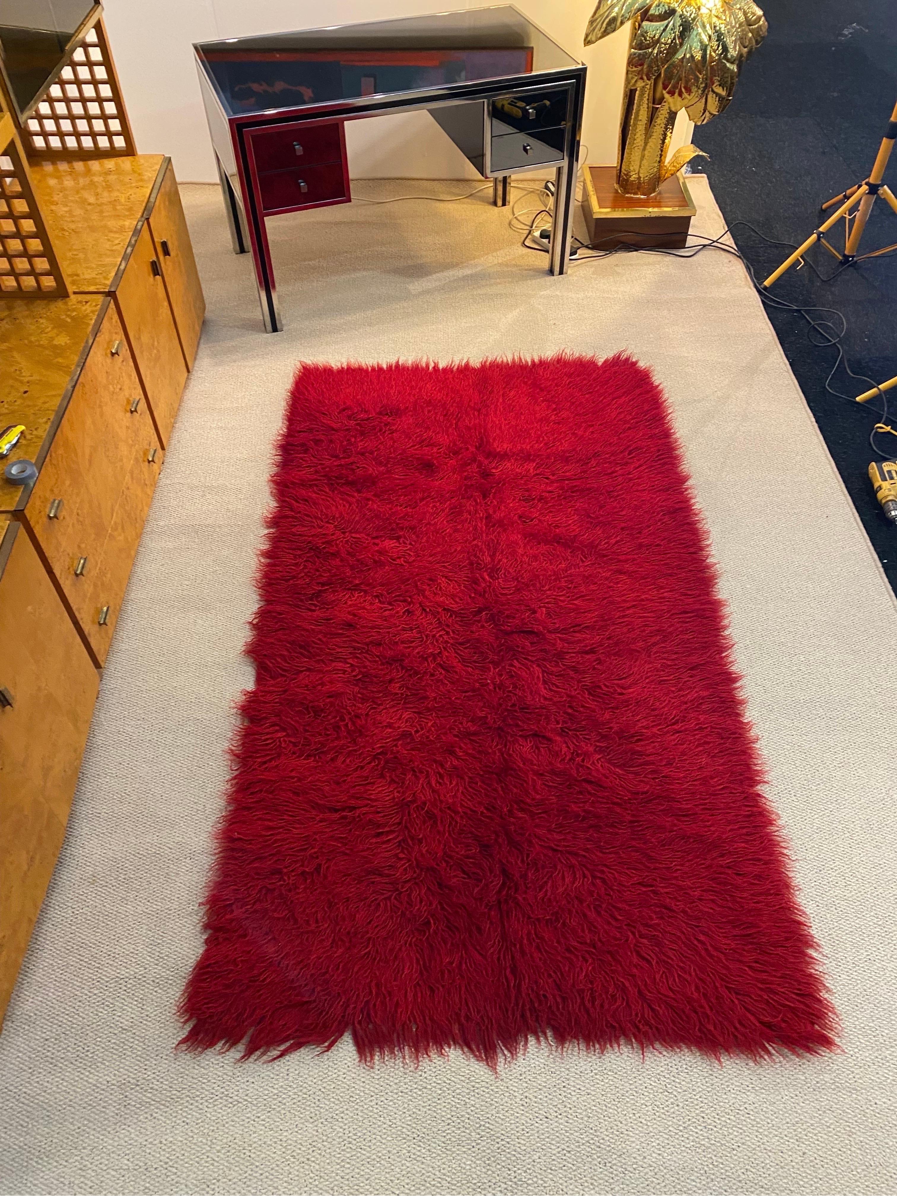 Mid-Century Modern 1960s Wool Handwoven Red Rug Vintage Retro Folk Art Carpet Throw (tapis tissé à la main rouge)  en vente
