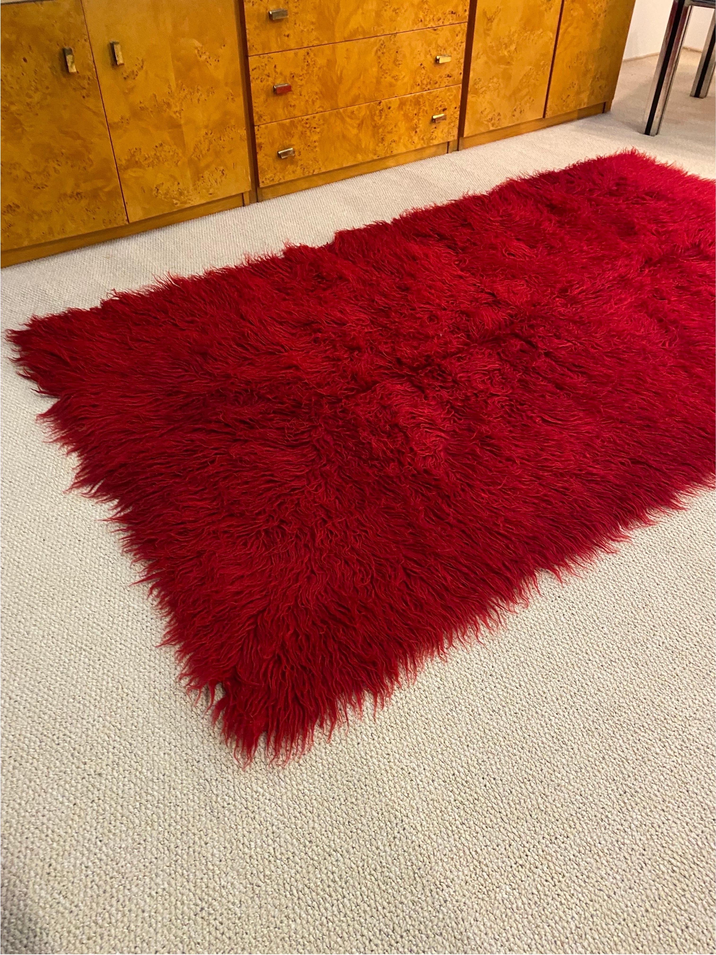 1960s Wool Handwoven Red Rug Vintage Retro Folk Art Carpet Throw (tapis tissé à la main rouge)  Bon état - En vente à London, GB
