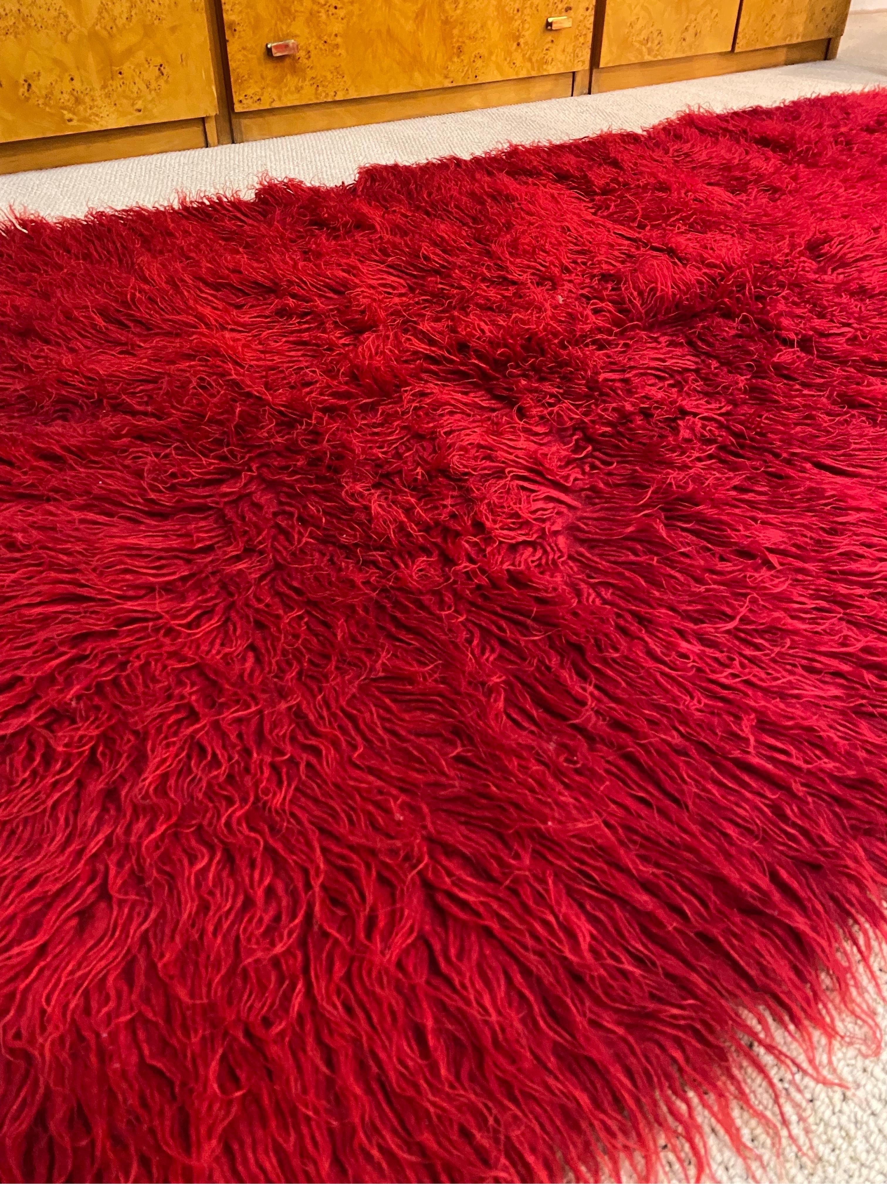 Milieu du XXe siècle 1960s Wool Handwoven Red Rug Vintage Retro Folk Art Carpet Throw (tapis tissé à la main rouge)  en vente