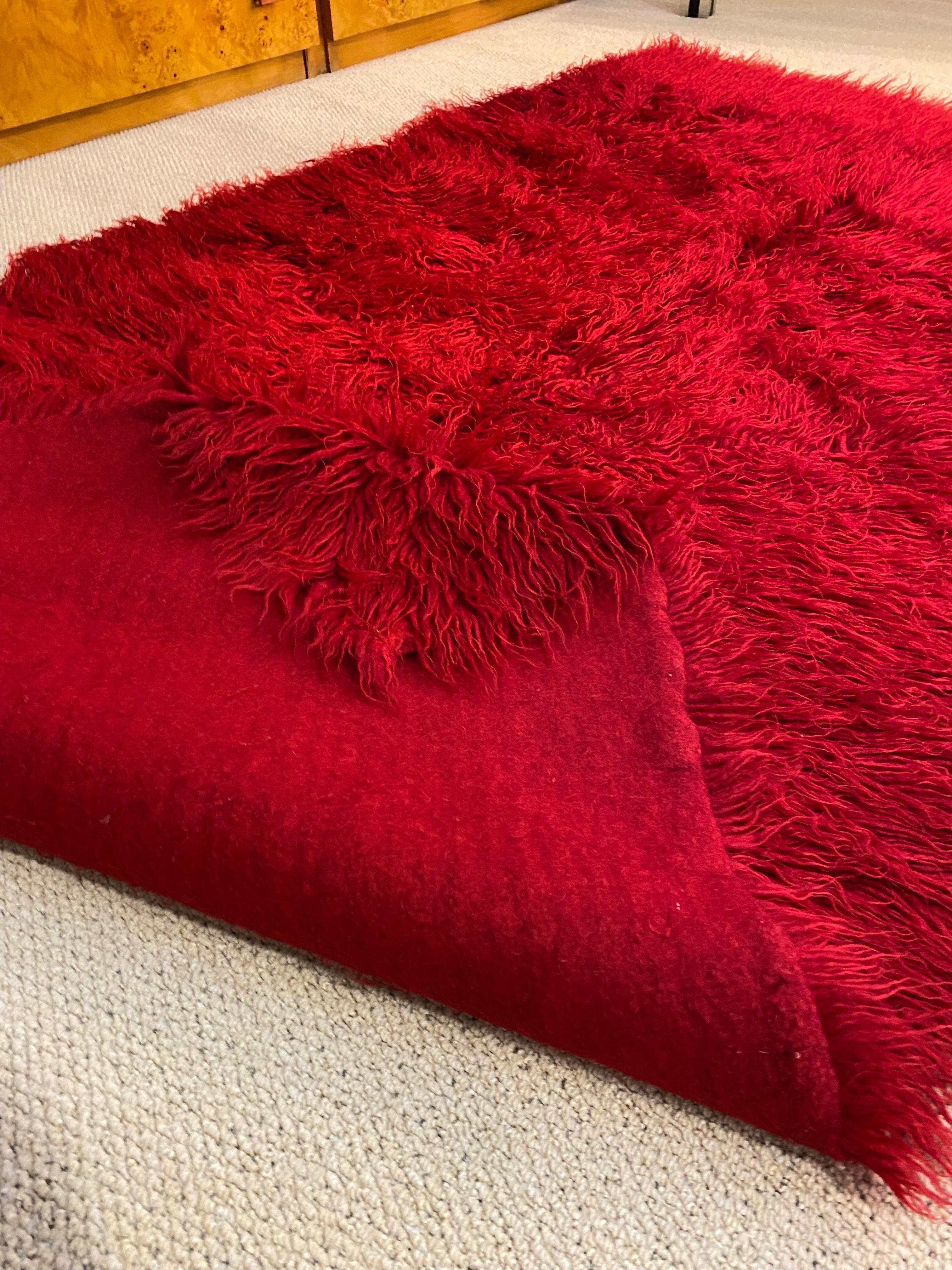 Laine 1960s Wool Handwoven Red Rug Vintage Retro Folk Art Carpet Throw (tapis tissé à la main rouge)  en vente