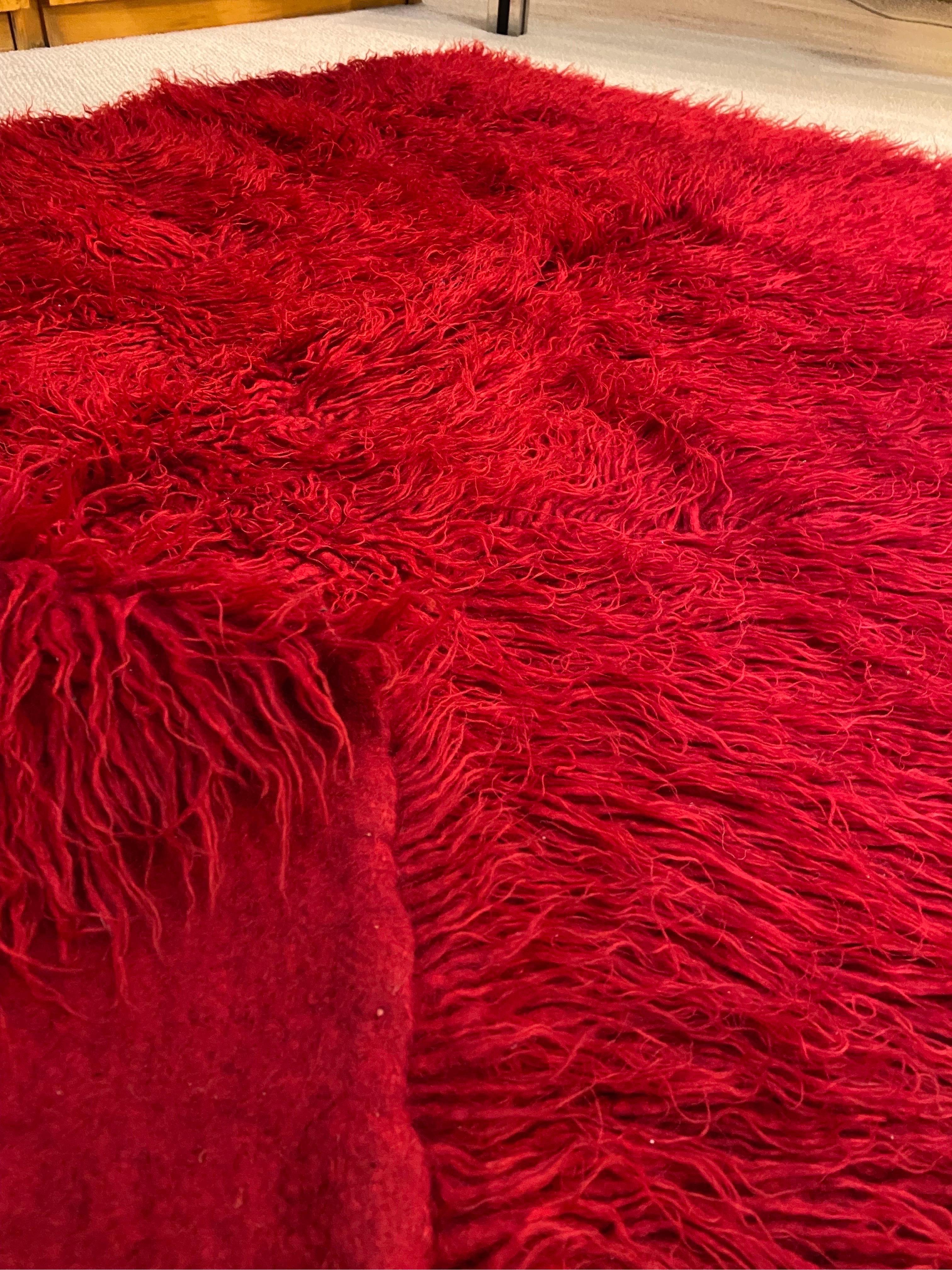 1960s Wool Handwoven Red Rug Vintage Retro Folk Art Carpet Throw (tapis tissé à la main rouge)  en vente 1