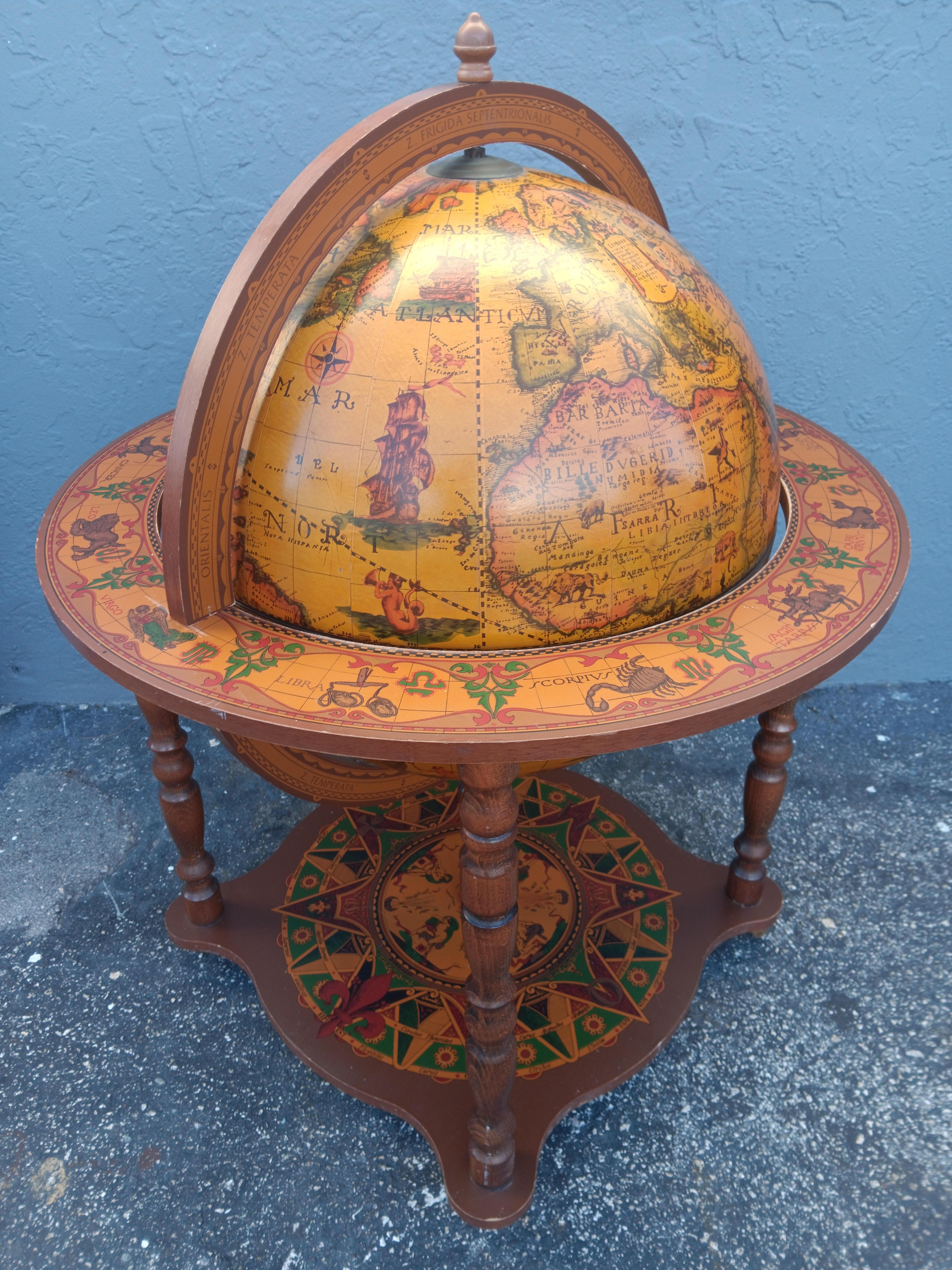Grand globe terrestre des années 1960 pour bar à sec. Sur roulettes, la partie supérieure s'ouvre pour révéler l'espace de rangement intérieur du bar sec. Très bon état.