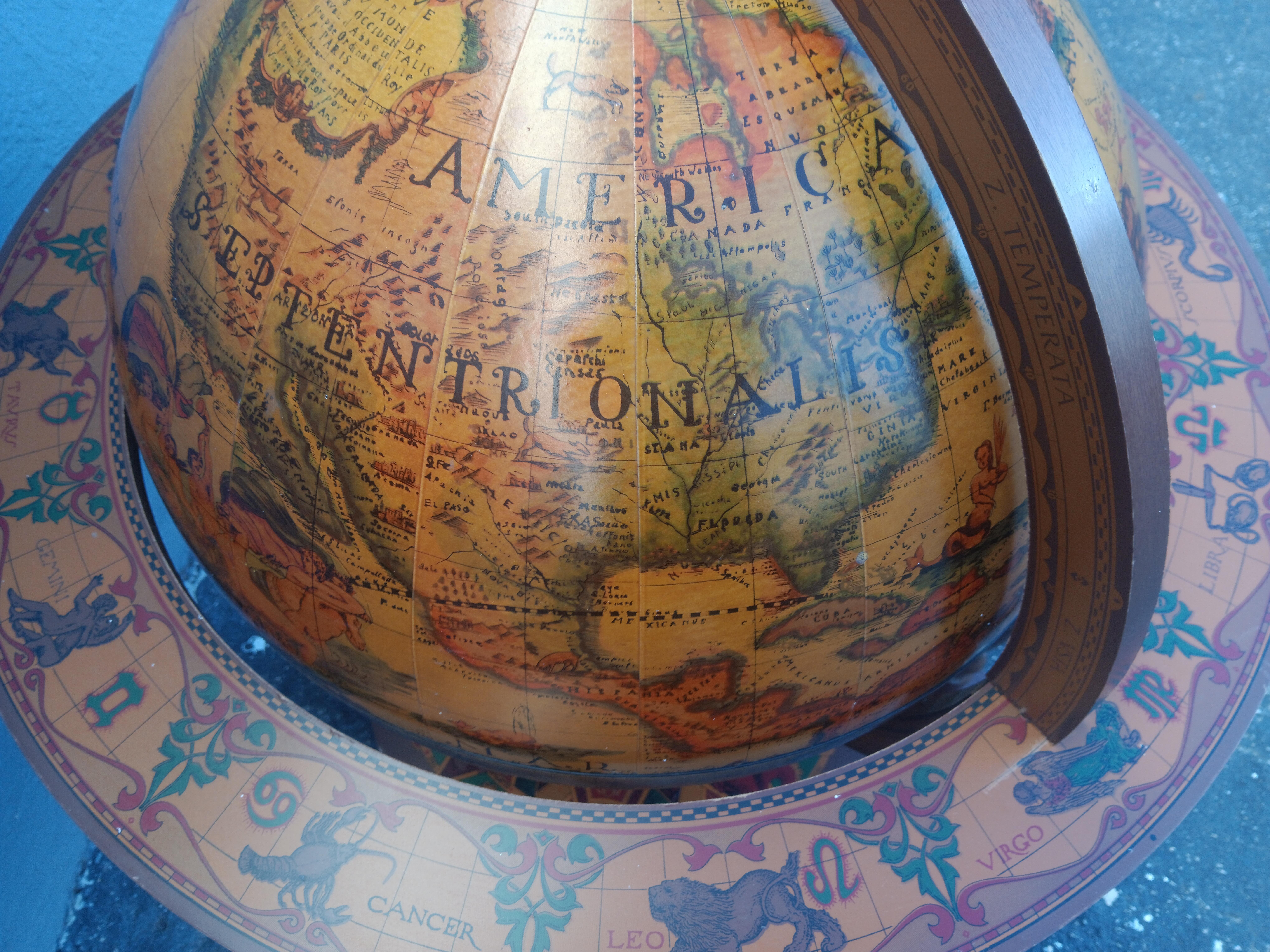 Américain Bar World Globe des années 1960 - Globe s'ouvre pour révéler son rangement en vente