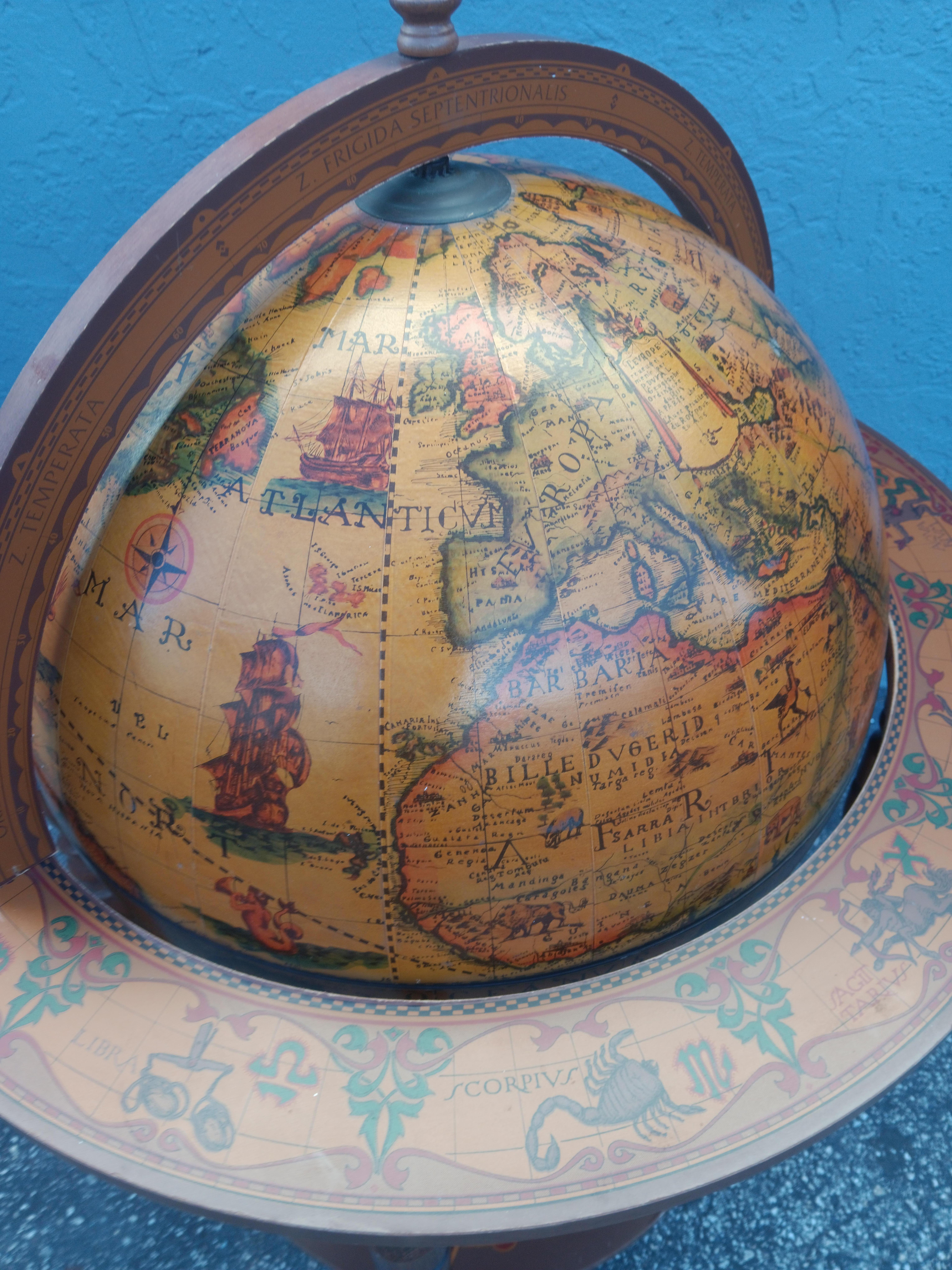 Bar World Globe des années 1960 - Globe s'ouvre pour révéler son rangement Bon état - En vente à Opa Locka, FL