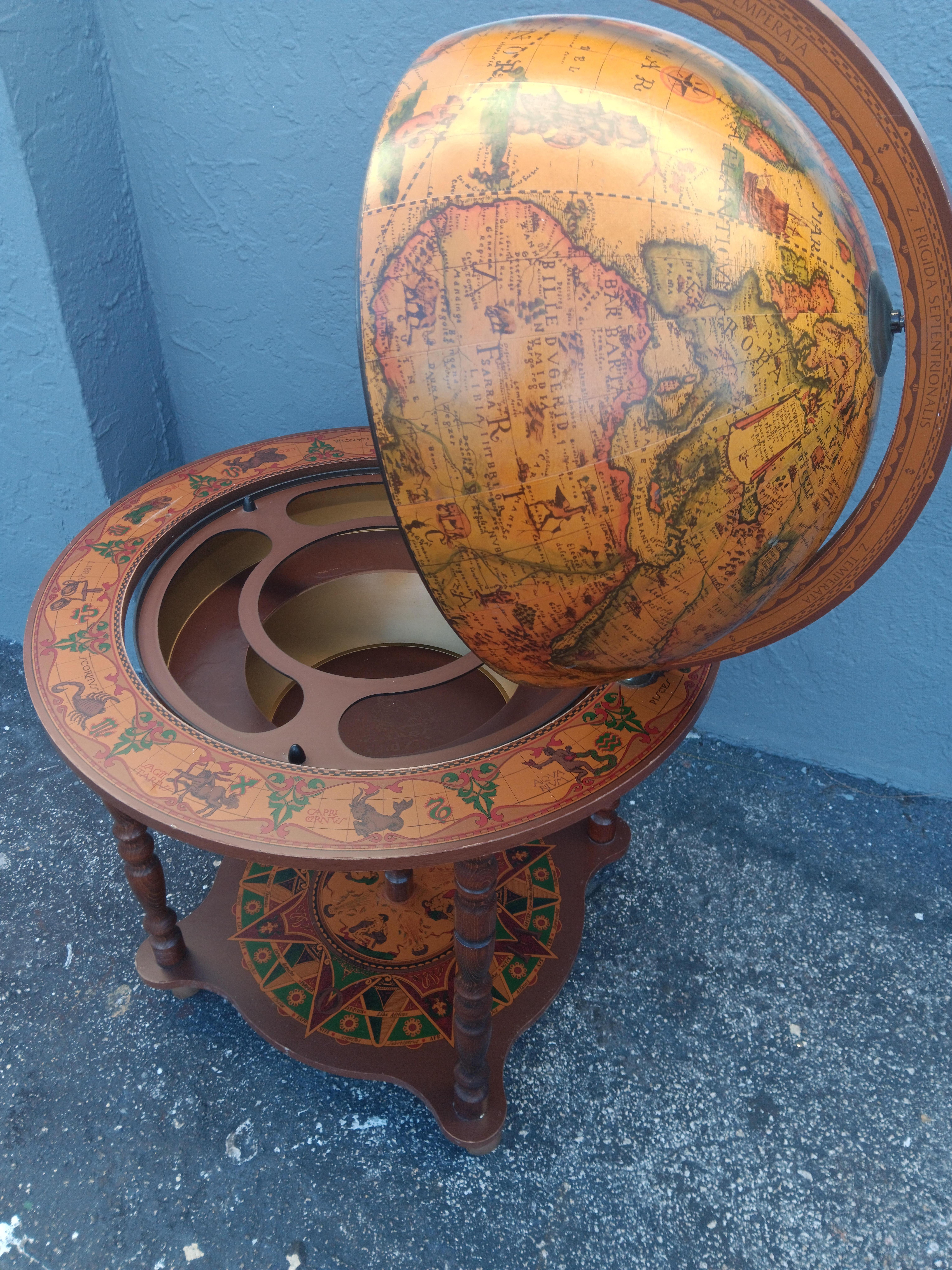 Bar World Globe des années 1960 - Globe s'ouvre pour révéler son rangement en vente 1