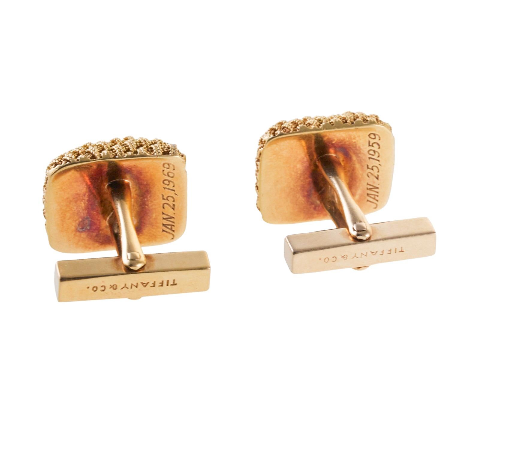 1960s Woven Basket Weave Gold Cufflinks In Excellent Condition For Sale In New York, NY
