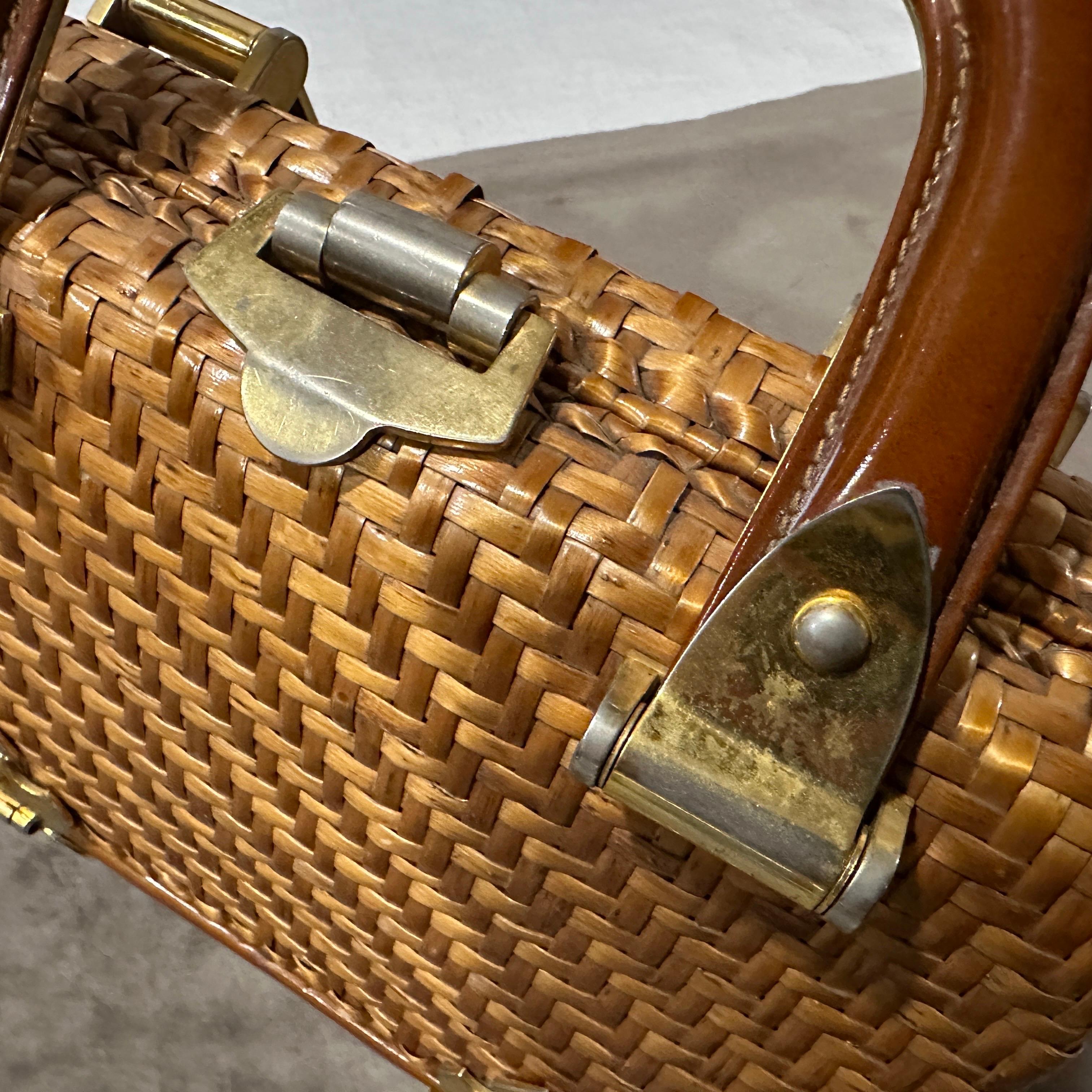 1960er Jahre Tasche mit geflochtenem Weidenleder und Messinggriff von Rodo im Angebot 6