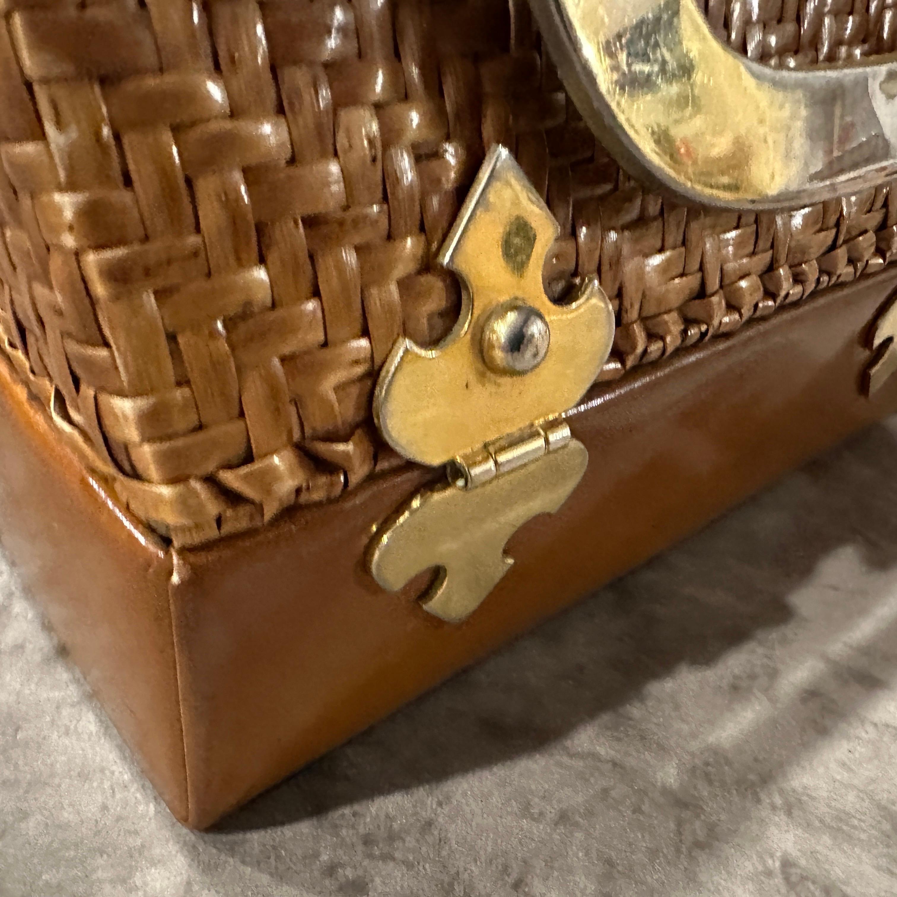 1960er Jahre Tasche mit geflochtenem Weidenleder und Messinggriff von Rodo im Angebot 7