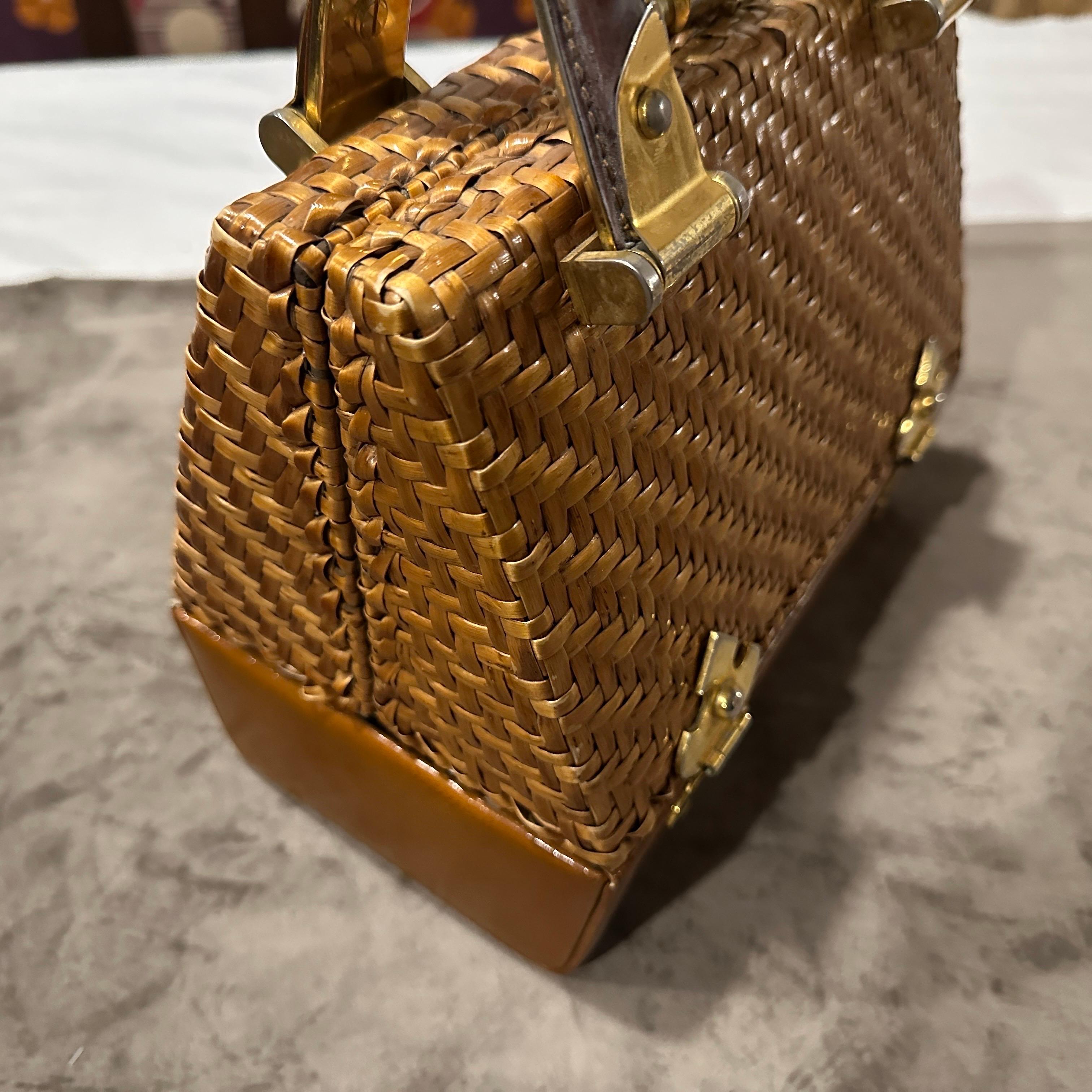 1960er Jahre Tasche mit geflochtenem Weidenleder und Messinggriff von Rodo im Angebot 10