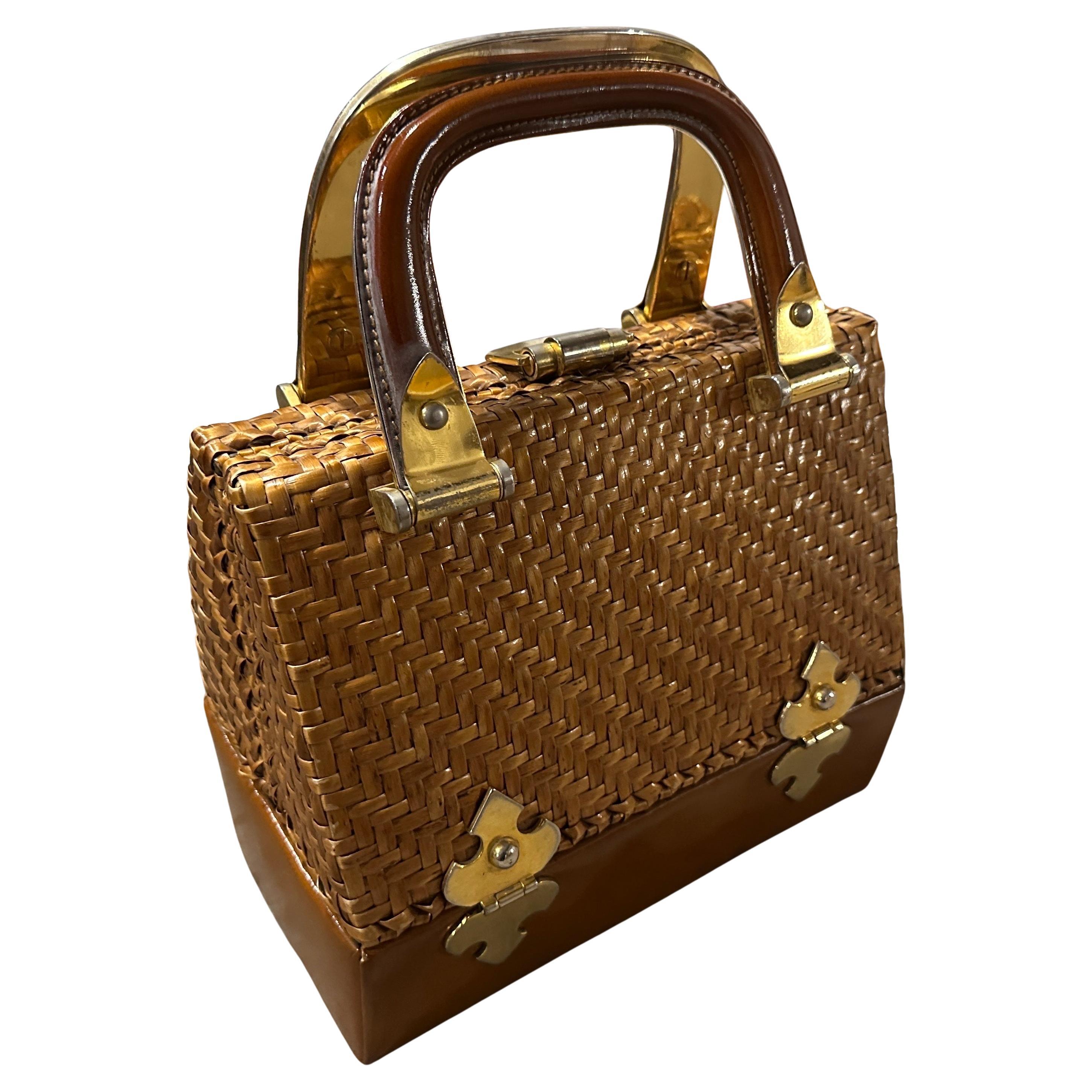 Schicke italienische Henkeltasche aus Weidengeflecht, Leder und Messing aus den 1960er Jahren von Rodo
Zeitloser Sommerstil mit dieser exquisiten Vintage-Henkeltasche aus den 1960er Jahren, ein Zeugnis der berühmten italienischen Handwerkskunst von