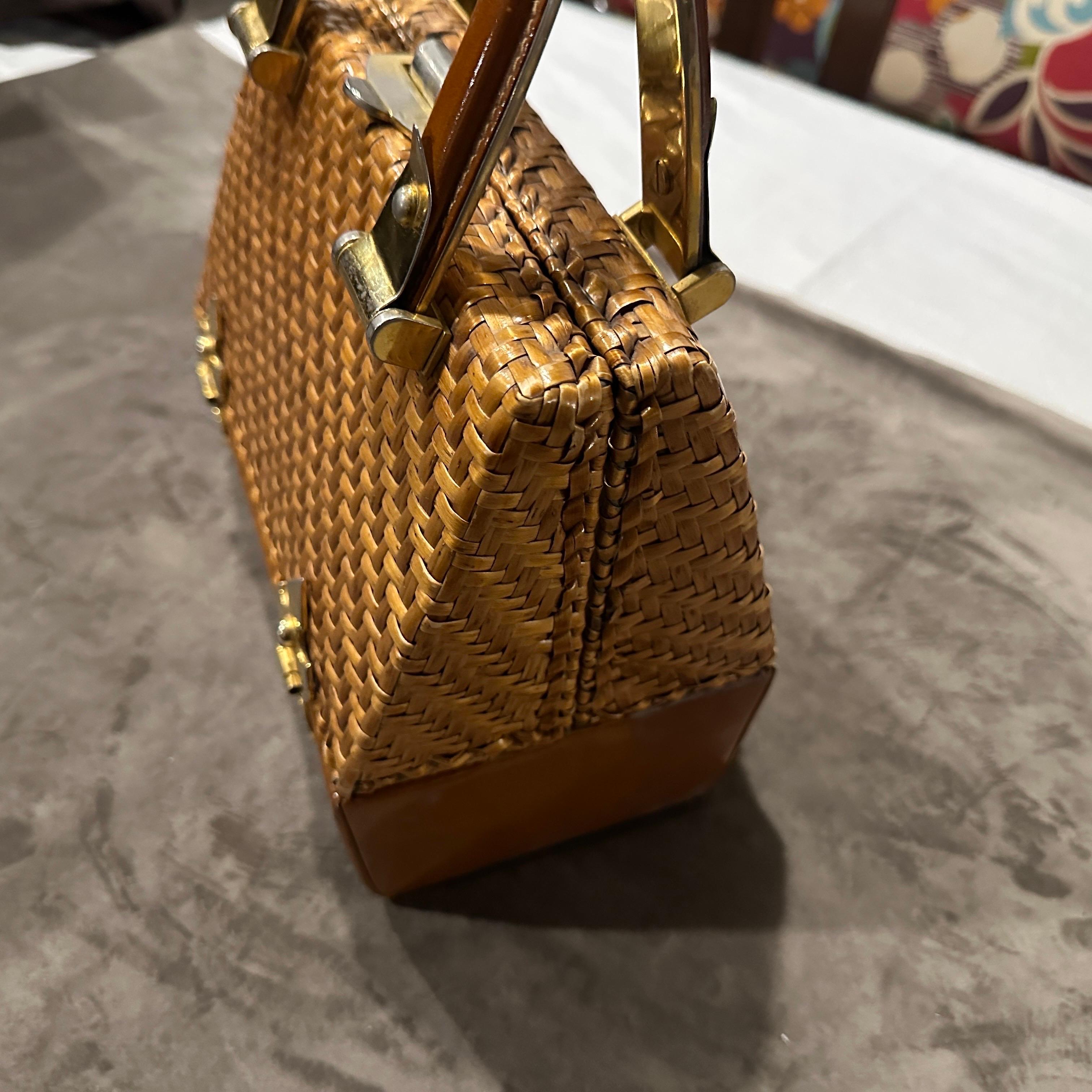 1960er Jahre Tasche mit geflochtenem Weidenleder und Messinggriff von Rodo (Braun) im Angebot