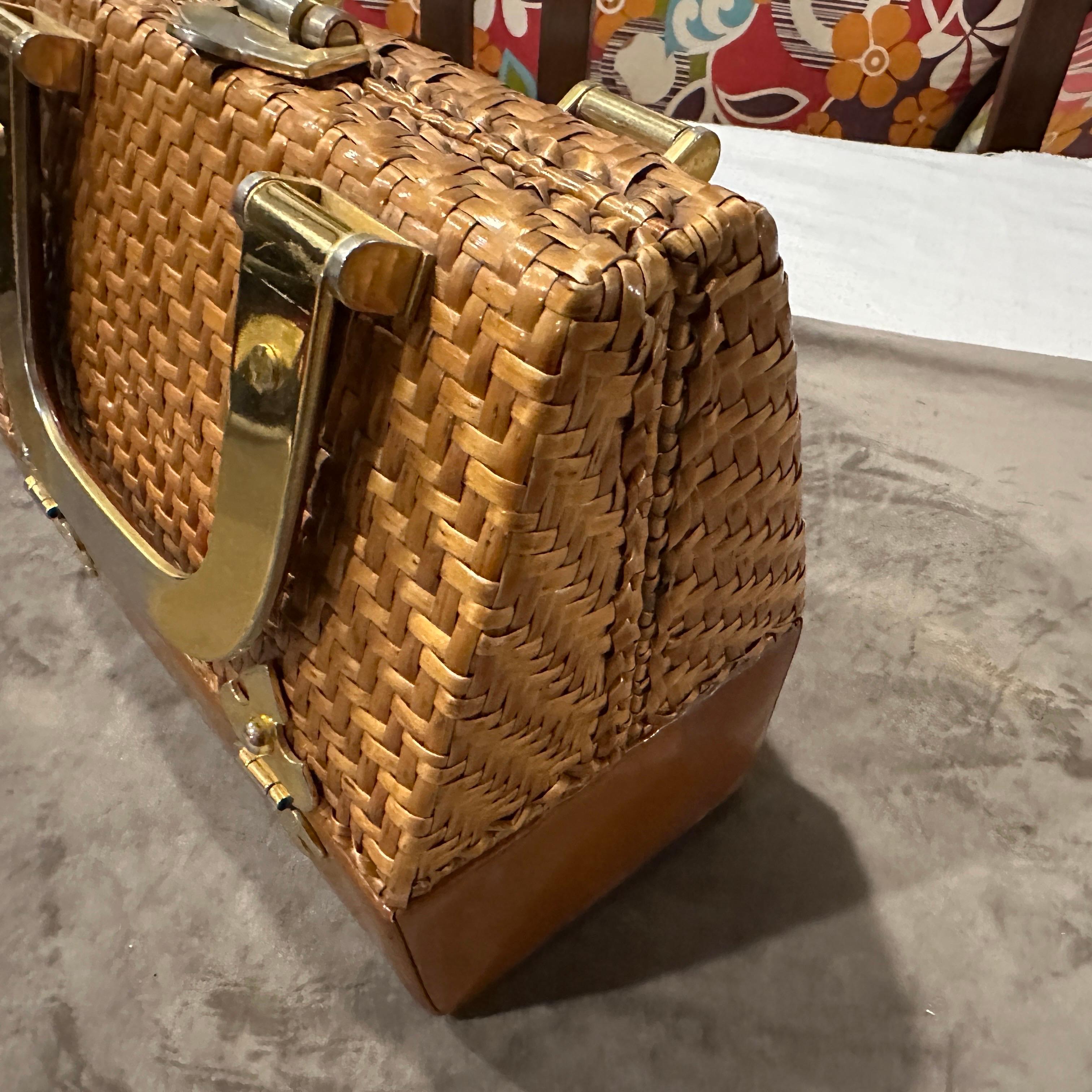 1960er Jahre Tasche mit geflochtenem Weidenleder und Messinggriff von Rodo im Angebot 1