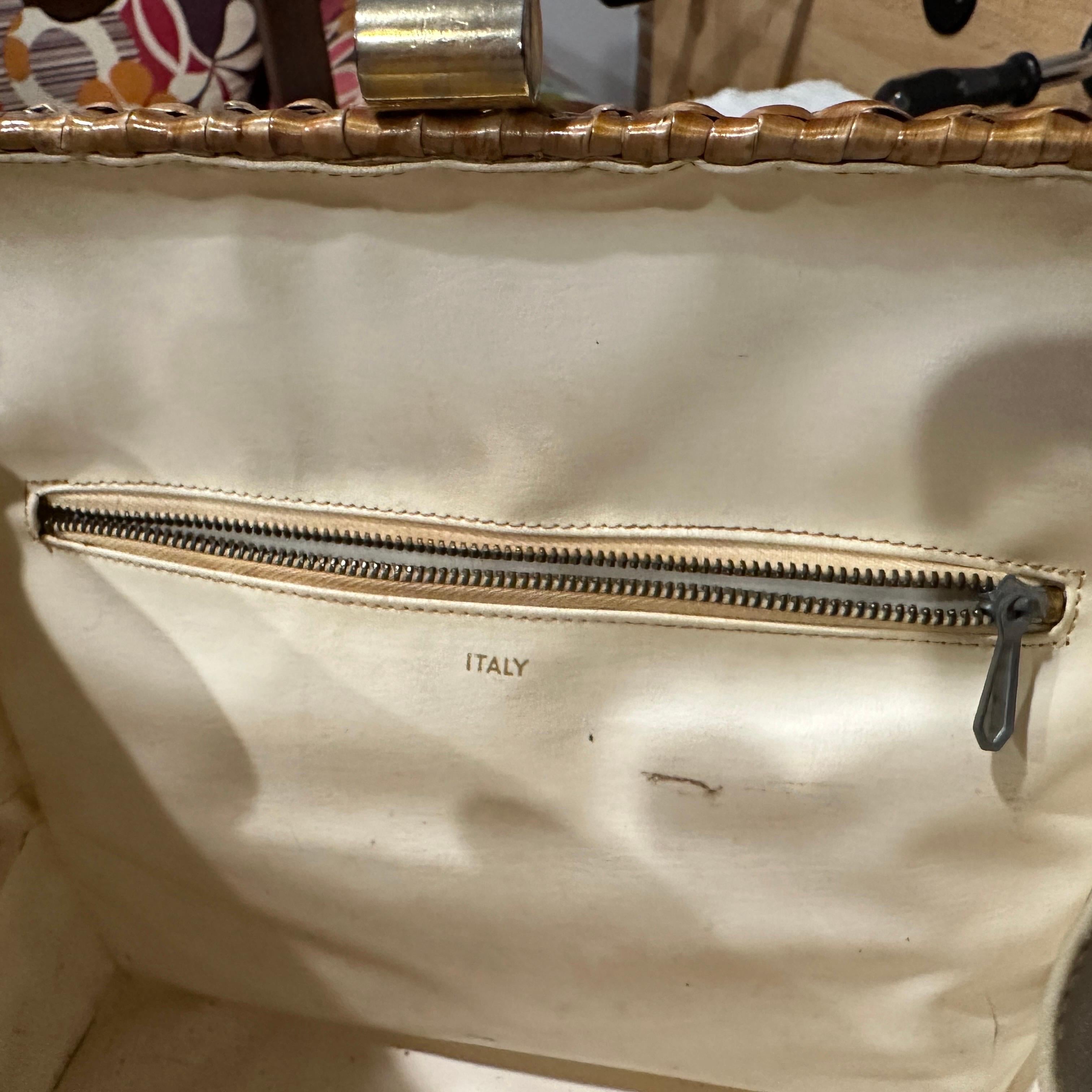 1960er Jahre Tasche mit geflochtenem Weidenleder und Messinggriff von Rodo im Angebot 3